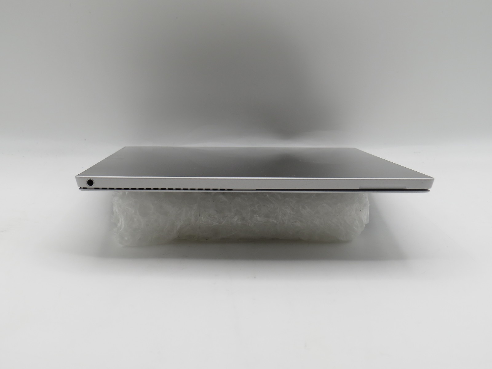 Surface Pro 4 1724 | i5-6300U @ 2.4GHz | 8GB DDR3 | 12″ | 256GB SSD | No OS/AC