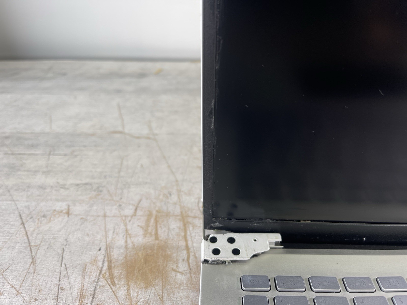 ASUS VIVOBOOK 15 S532F i5-10210U @ 1.60 GHz, 8GB RAM, NO HDD/OS – (FOR PARTS)