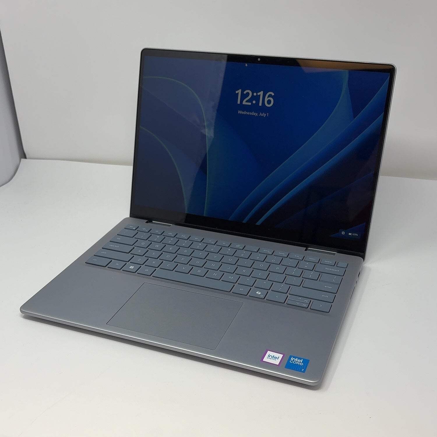 Dell Inspiron 7440 2-IN-1 14″ Core 7 150U 1.8GHz 16GB RAM 1TB SSD