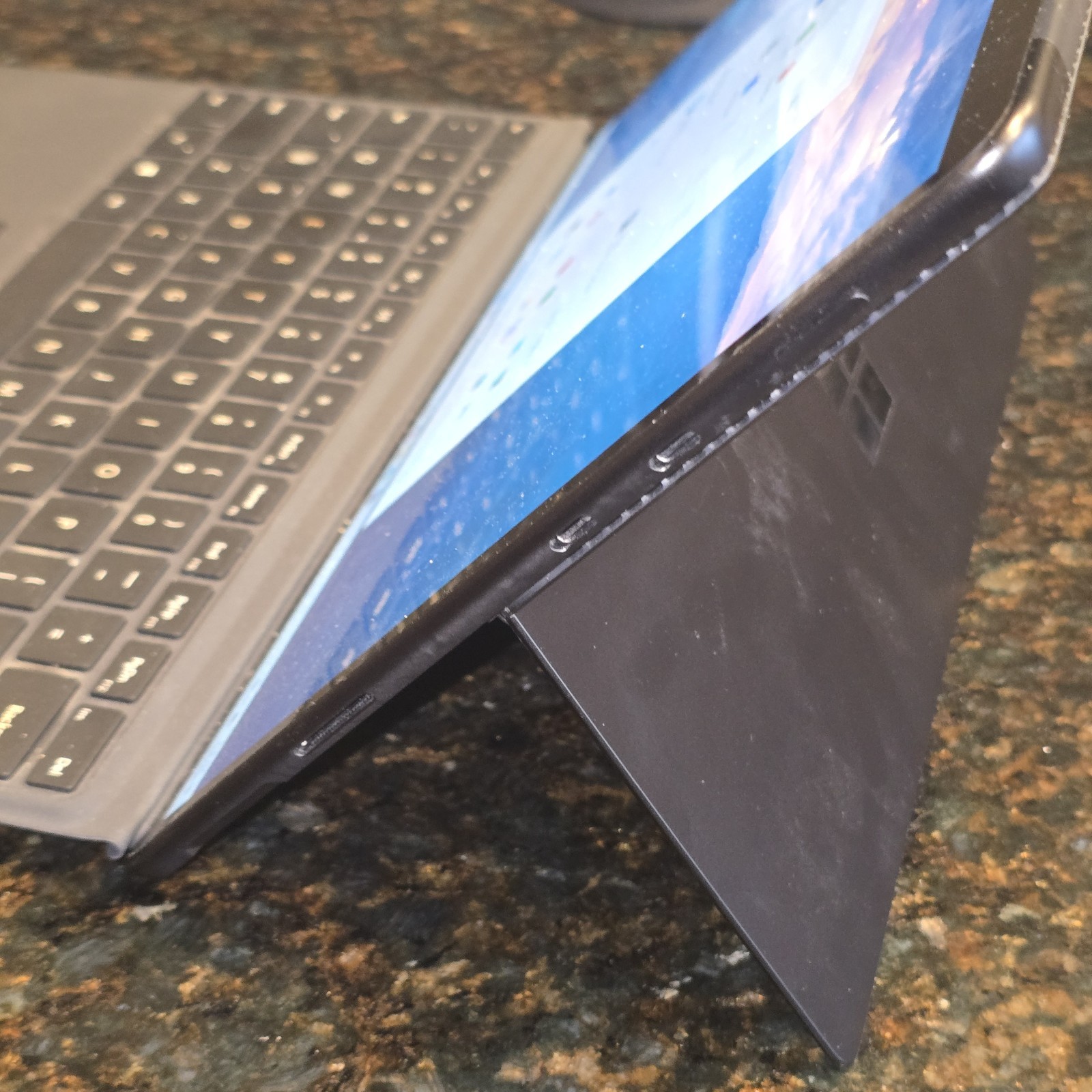 Surface Pro 8 (11th Gen) – i5‑1135G7 / 256GB SSD / 8GB RAM – Windows 11