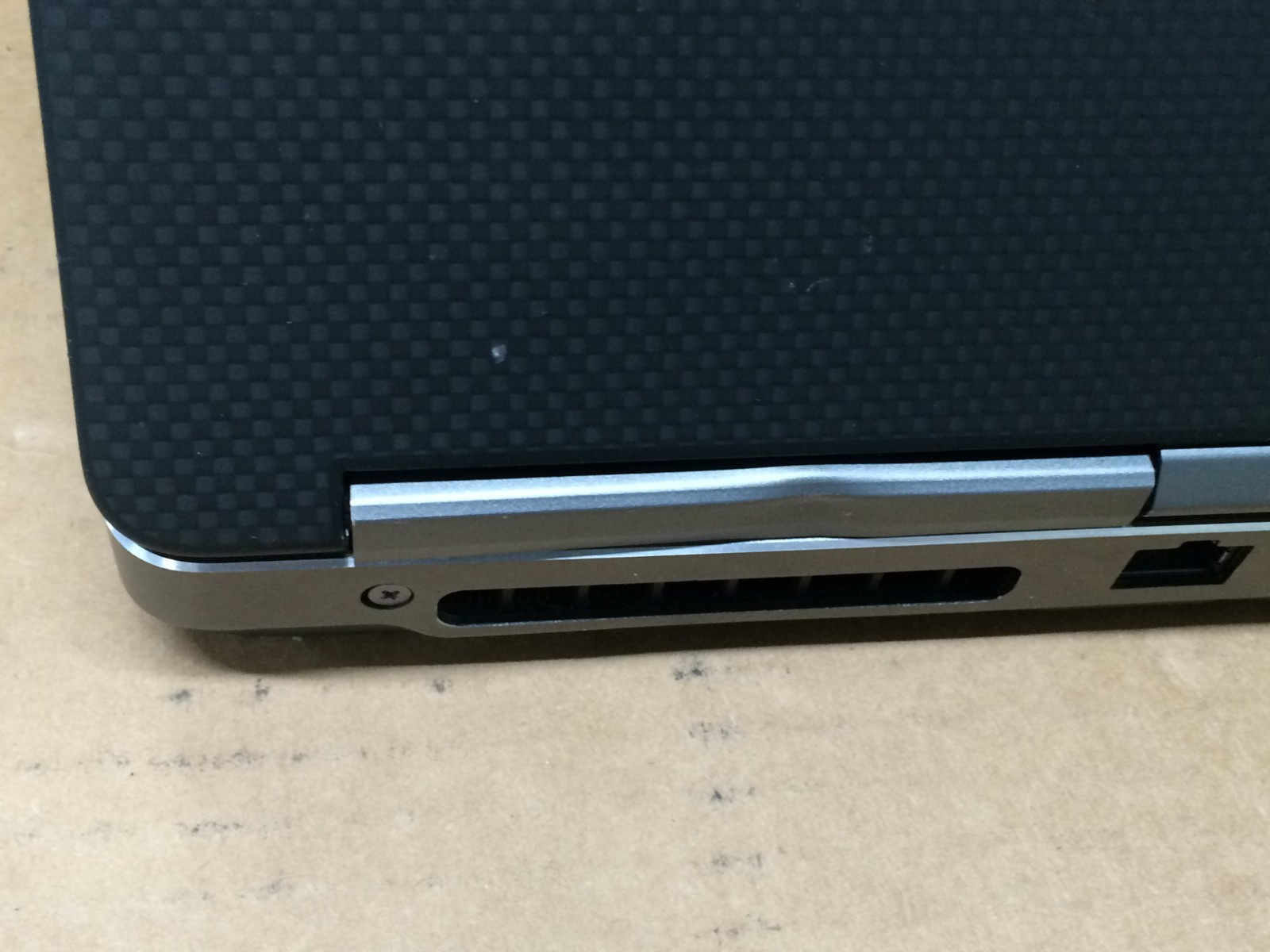 DELL Precision 7520 15.6″ i7-7700HQ 2.80 GHz 16 GB 256 NVME No battery Cover