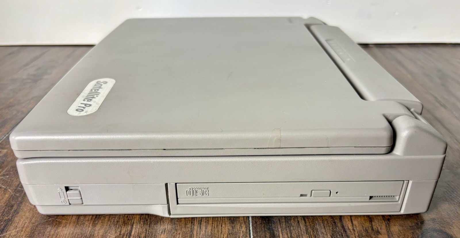 Vintage Toshiba Satellite Pro 430CDT Pentium 120MHz/1.26GB Processor TESTED/READ