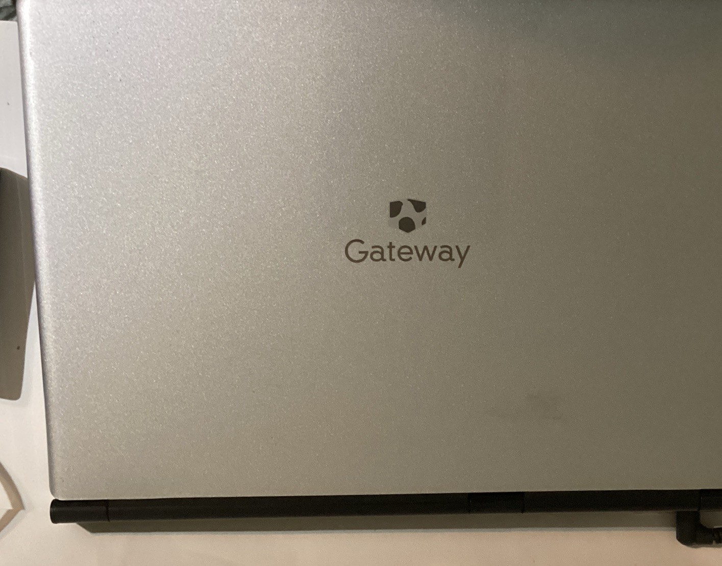 Gateway M-Series Laptop 250GB HD 2.2 GHz Intel Core 2 Duo Processor Linux Mint