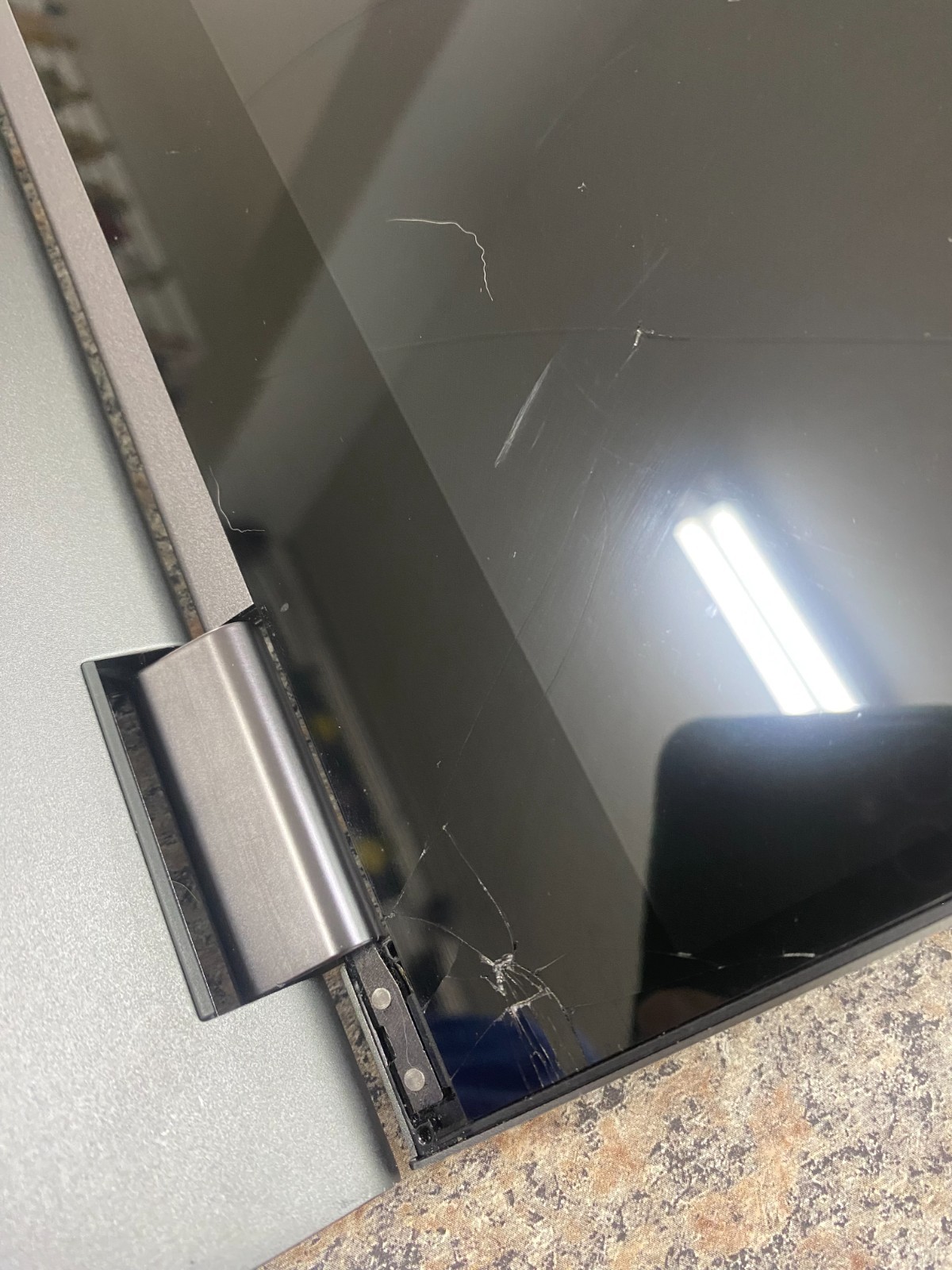 Broken Lenovo Yoga 730-15IKB 15.6″ i5-8250U 1.6GHz 8GB RAM 256GB SSD Cracked Scr