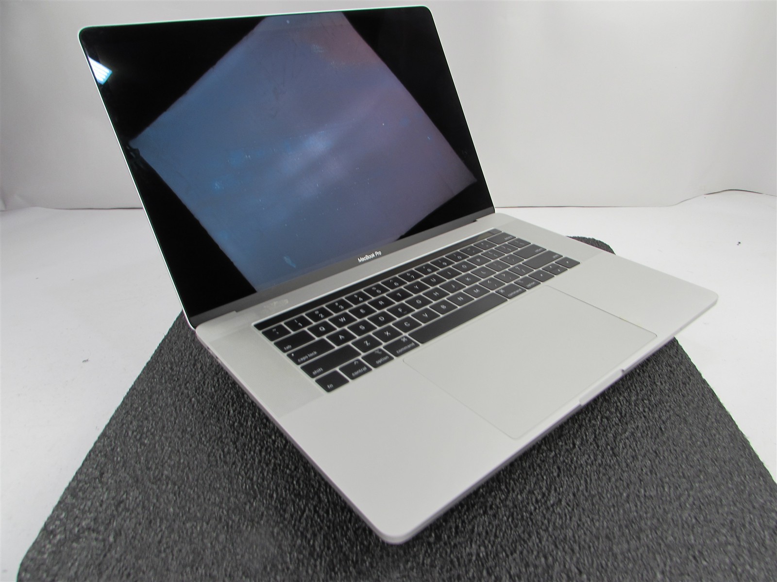 APPLE MACBOOK PRO A1990 3072X1920 I9-9980Hk 1TB SSD 32GB RAM AMD GPU NO O.S