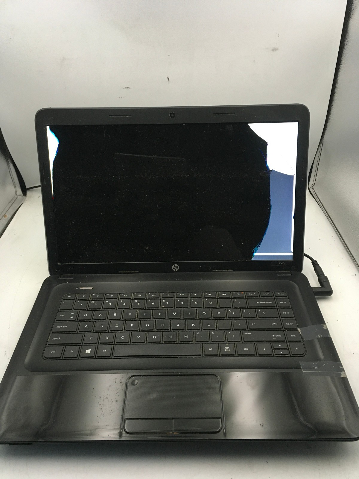 HP 2000 2C22DX – FOR PARTS/BAD LCD – INTEL PENTIUM 2020M – 4GB RAM -READ DESC-BB