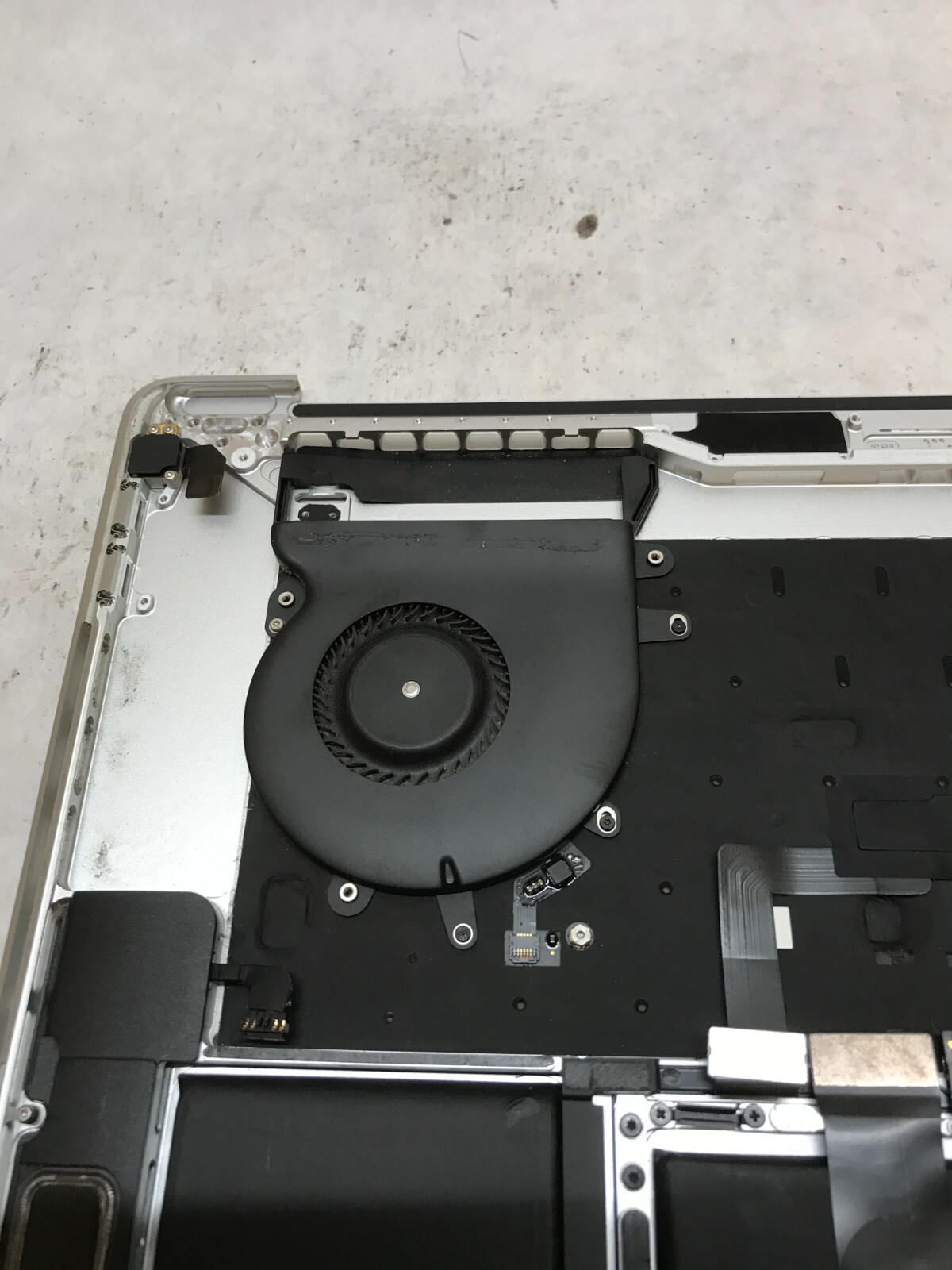 Apple MacBook Pro Touch/2018 A1990 Palmrest NO MOTHERBOARD For Parts/Repair- -DW