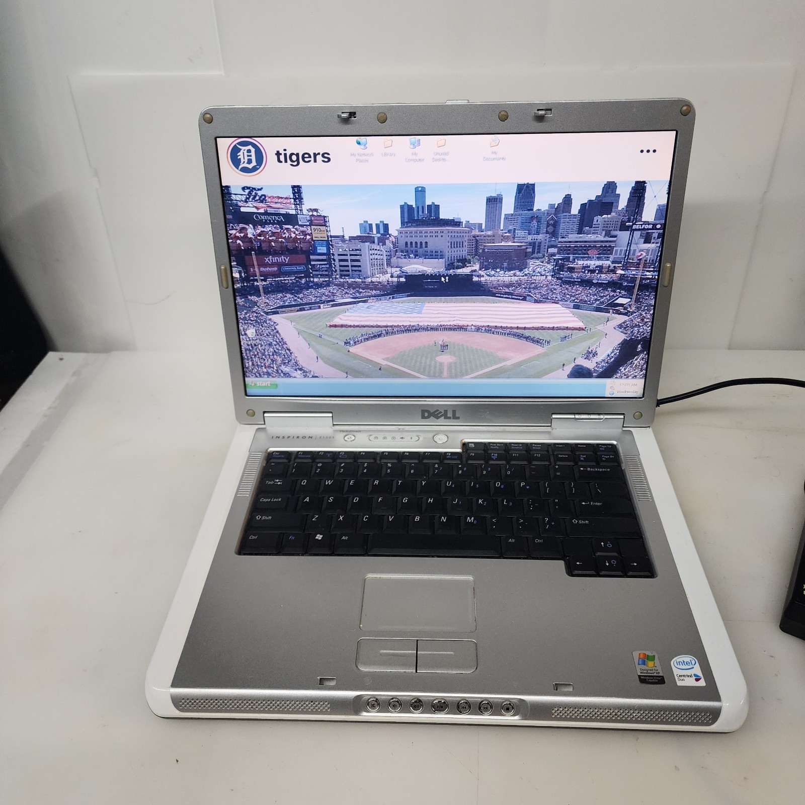 DELL INSPIRON E1505 LAPTOP 1GBRAM SCREEN INTACT W/PwrCord – WORKS
