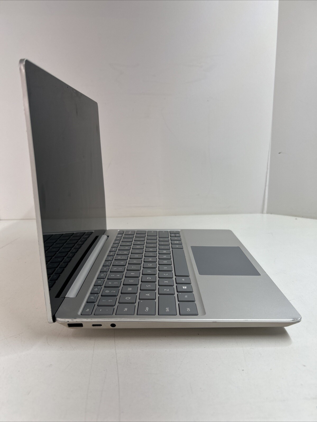 Microsoft Surface Go 1943 12.4″ Intel Core i5-1035G1 1.0GHz 8GB RAM 128GB Win11P