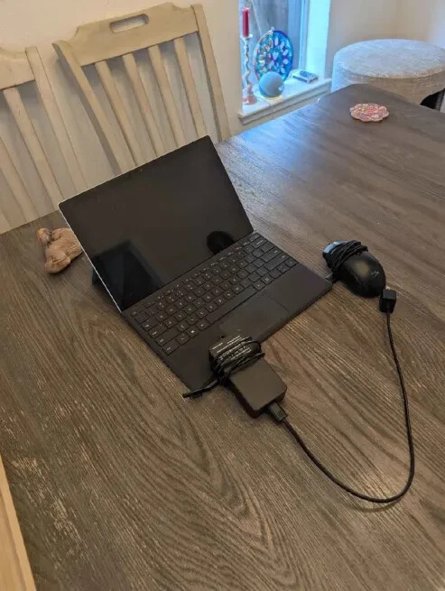 MS Surface Pro 7 12.3″ 128GB/Intel i5/8gb Ram – Comes with charger and a mouse