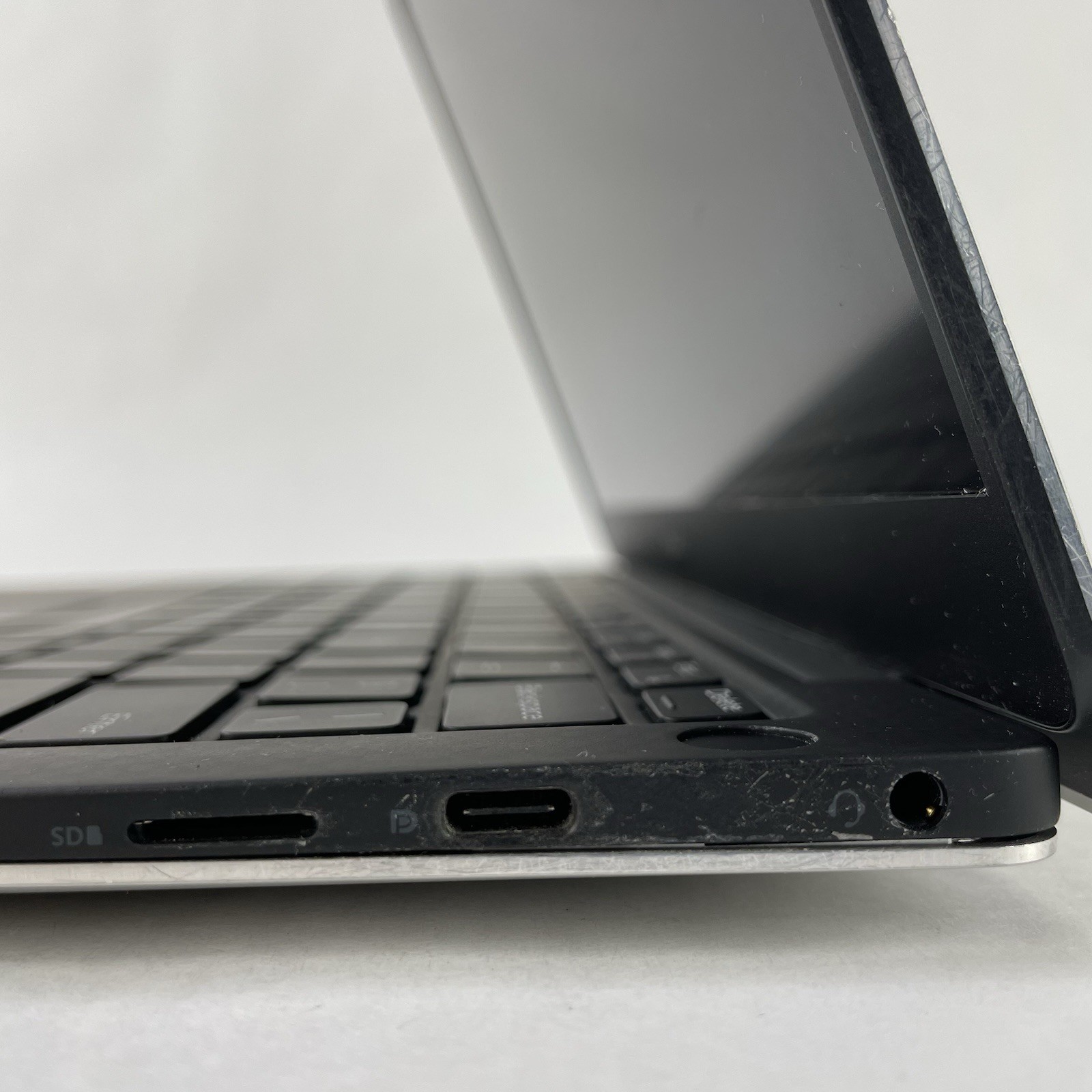 Dell XPS 13 9380 13.3″ i7-8565U 1.80GHz 16GB RAM No SSD No OS No Batt Bad Corner