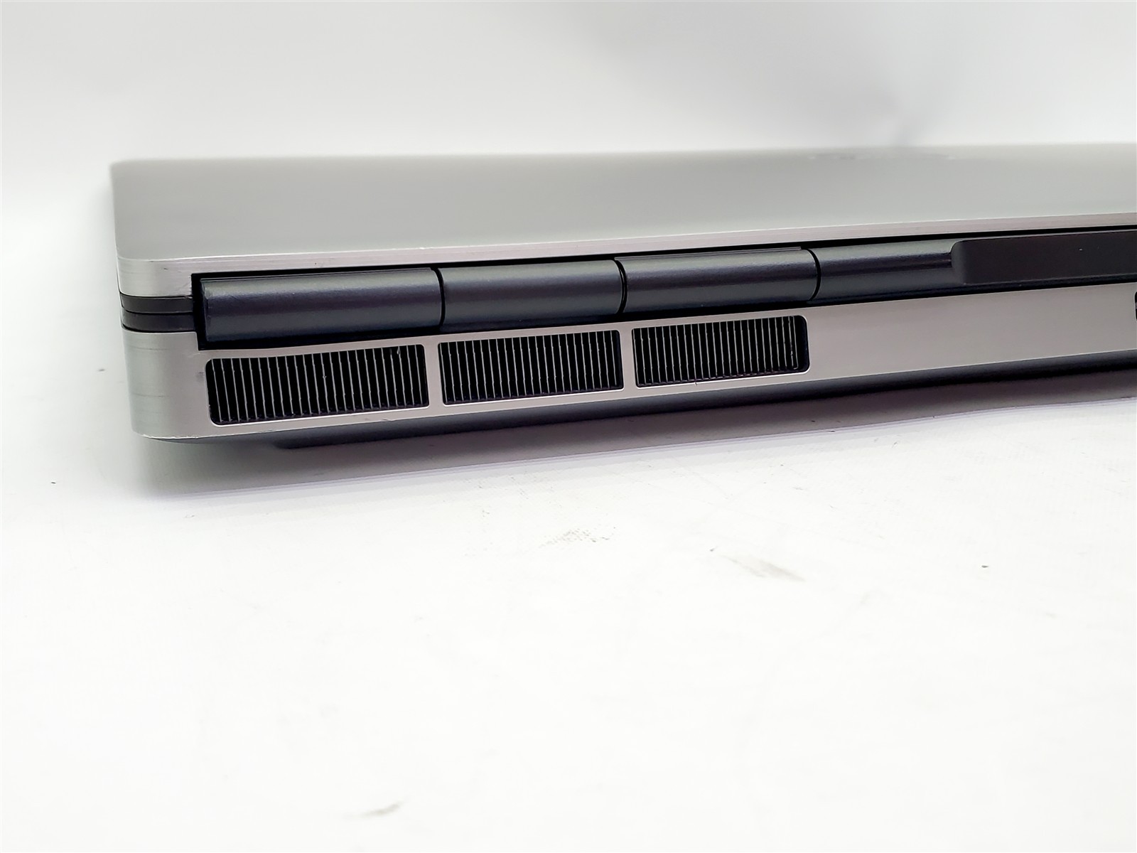 Dell Precision 7750 Xeon W-10855M 2.8-5.1Ghz T1000 24GRam 1TB NVMe Win11P *USB*