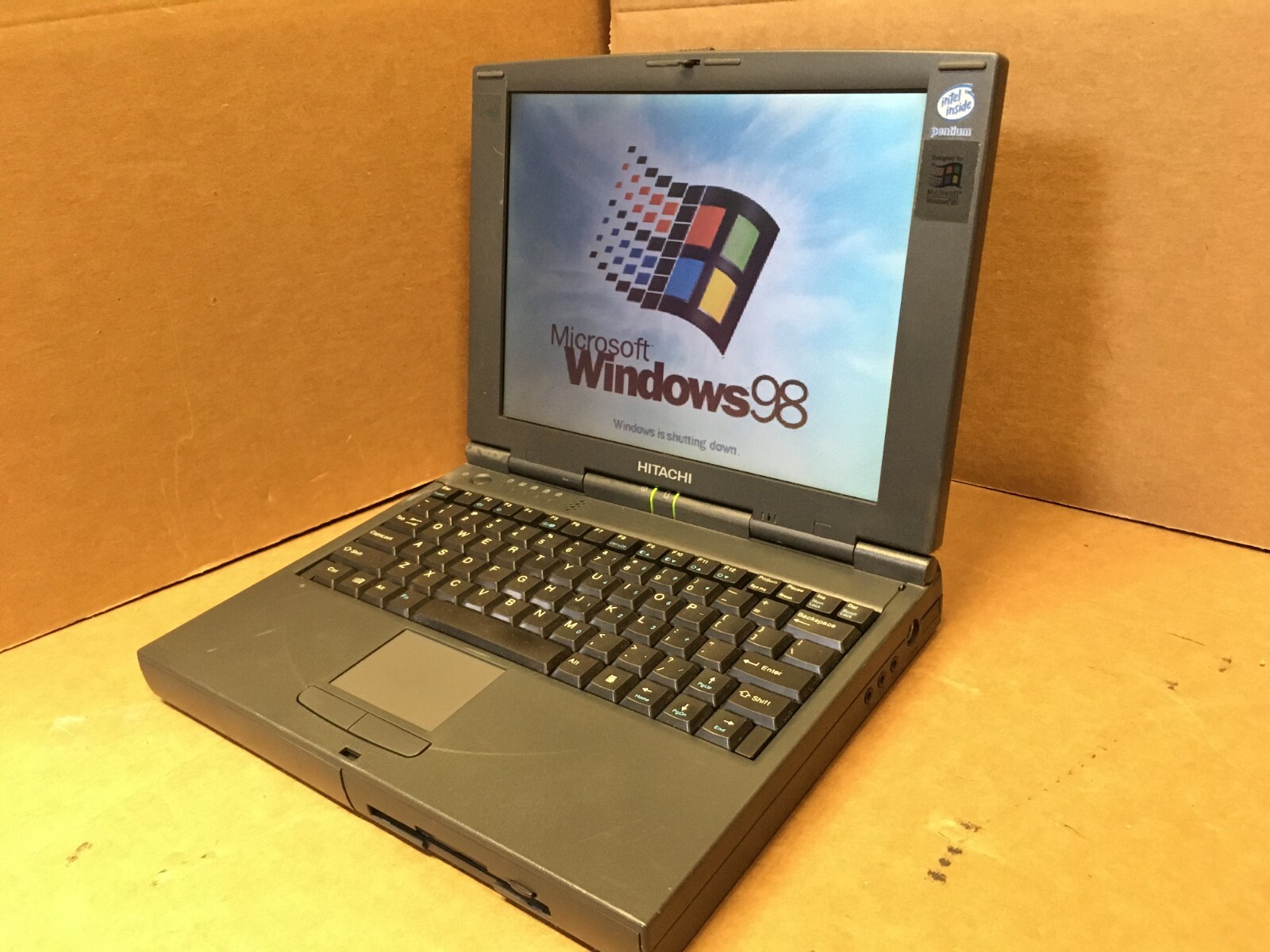 Hitachi Notebook Pentium I E133DN/1000 Dos windows 98 Laptop 16MB RAM 1GB HDD
