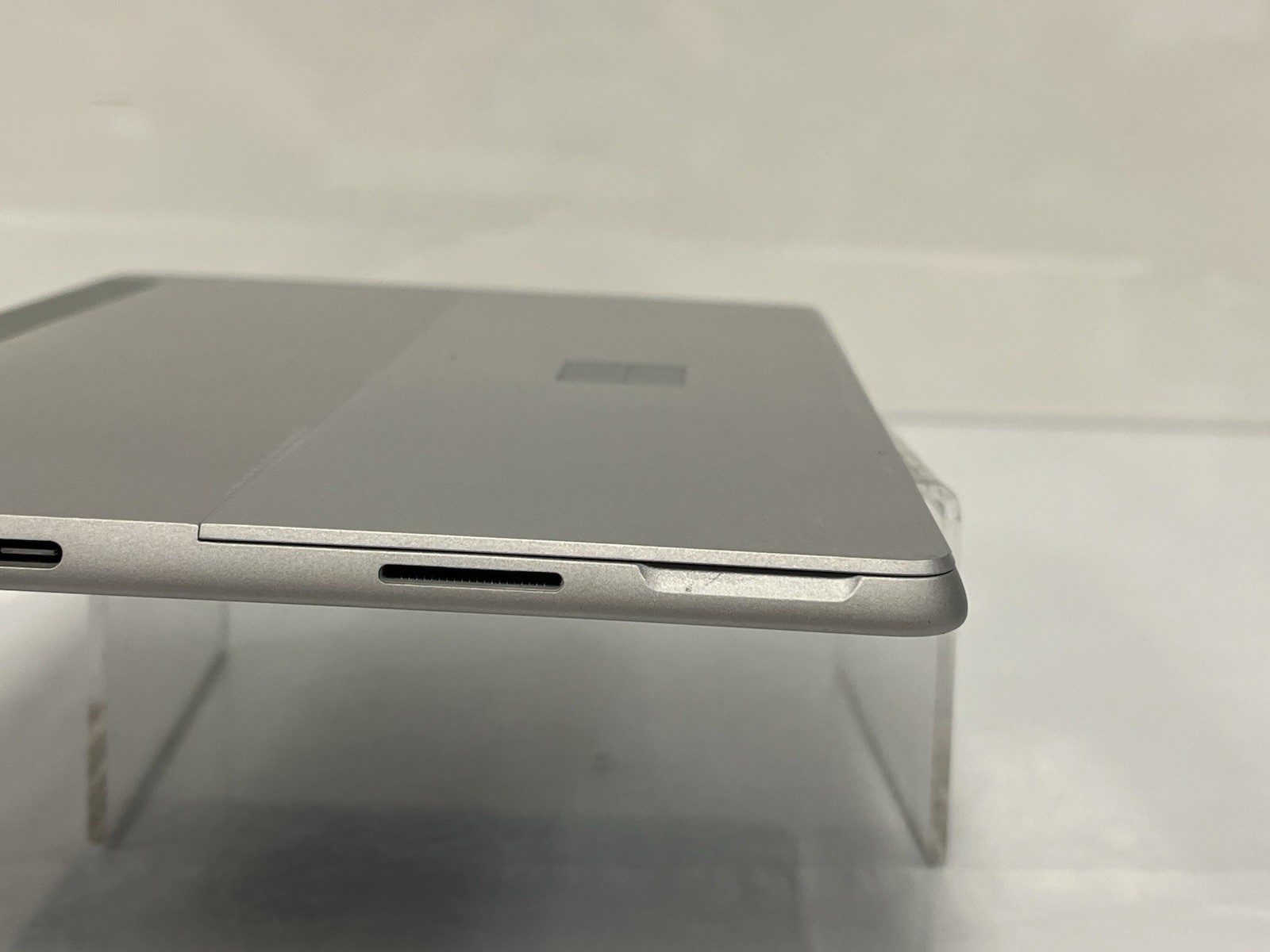 Microsoft 1926 Surface Go 2 10.5″ Pentium 4425Y 1.70Ghz 4GB Ram 64GB FOR PARTS