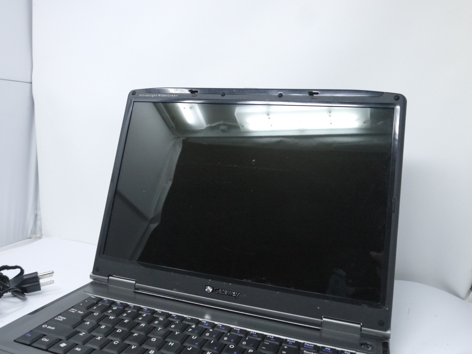 Gateway MA8 14.4″ Laptop – Pentium T2370 / 3GB / 160GB HDD / Win10 – Read Desc