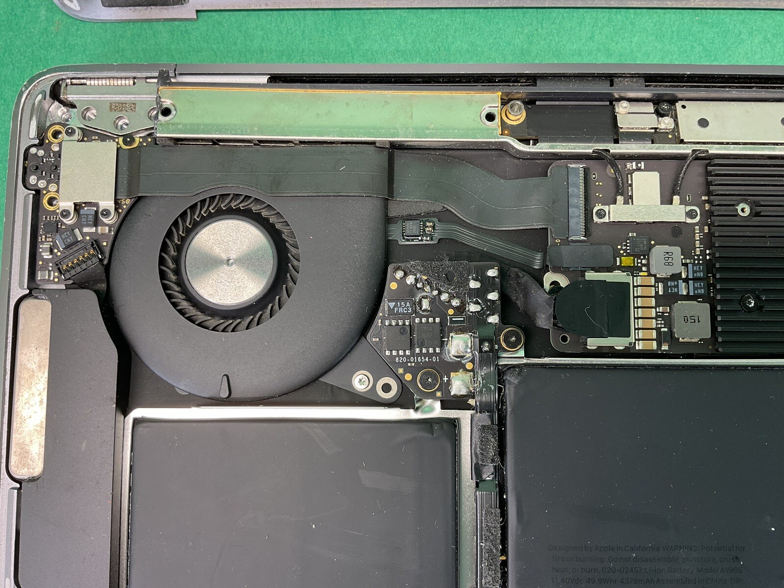 Apple MacBook Air A1932 13” Laptop – FOR PARTS – UNTESTED