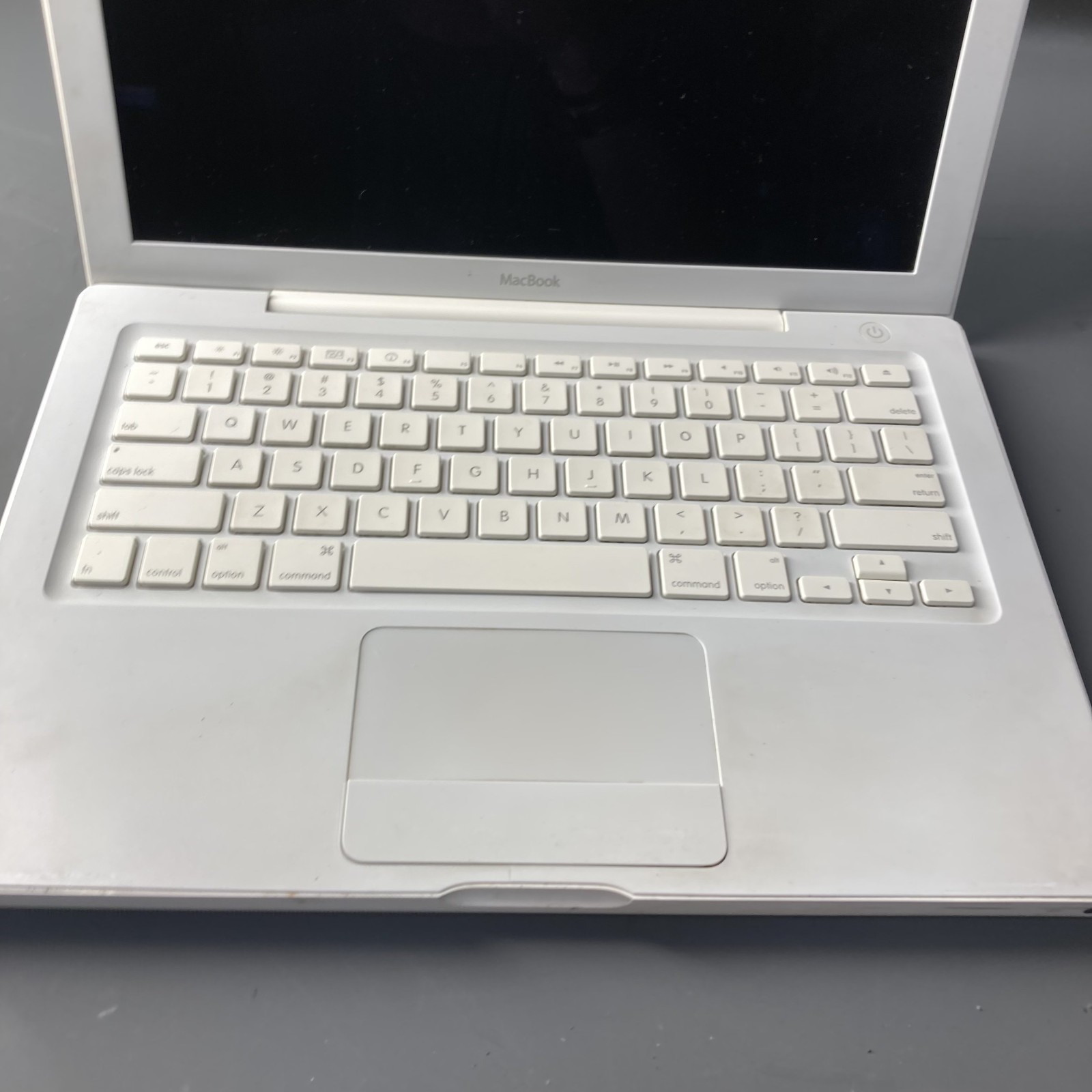 Apple MacBook A1181 13″ Laptop Intel Core 2 Duo T8300 2.40GHz 2GB RAM 120GB HDD