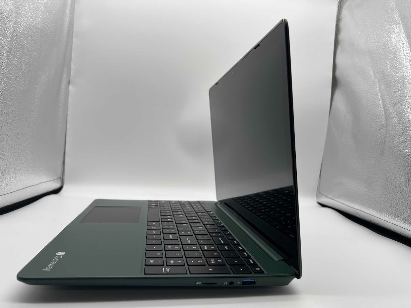 15.6” Gateway gwtn156-1gr Green 15.6 Intel Core i5-1035G1 16GB RAM 256GB SSD