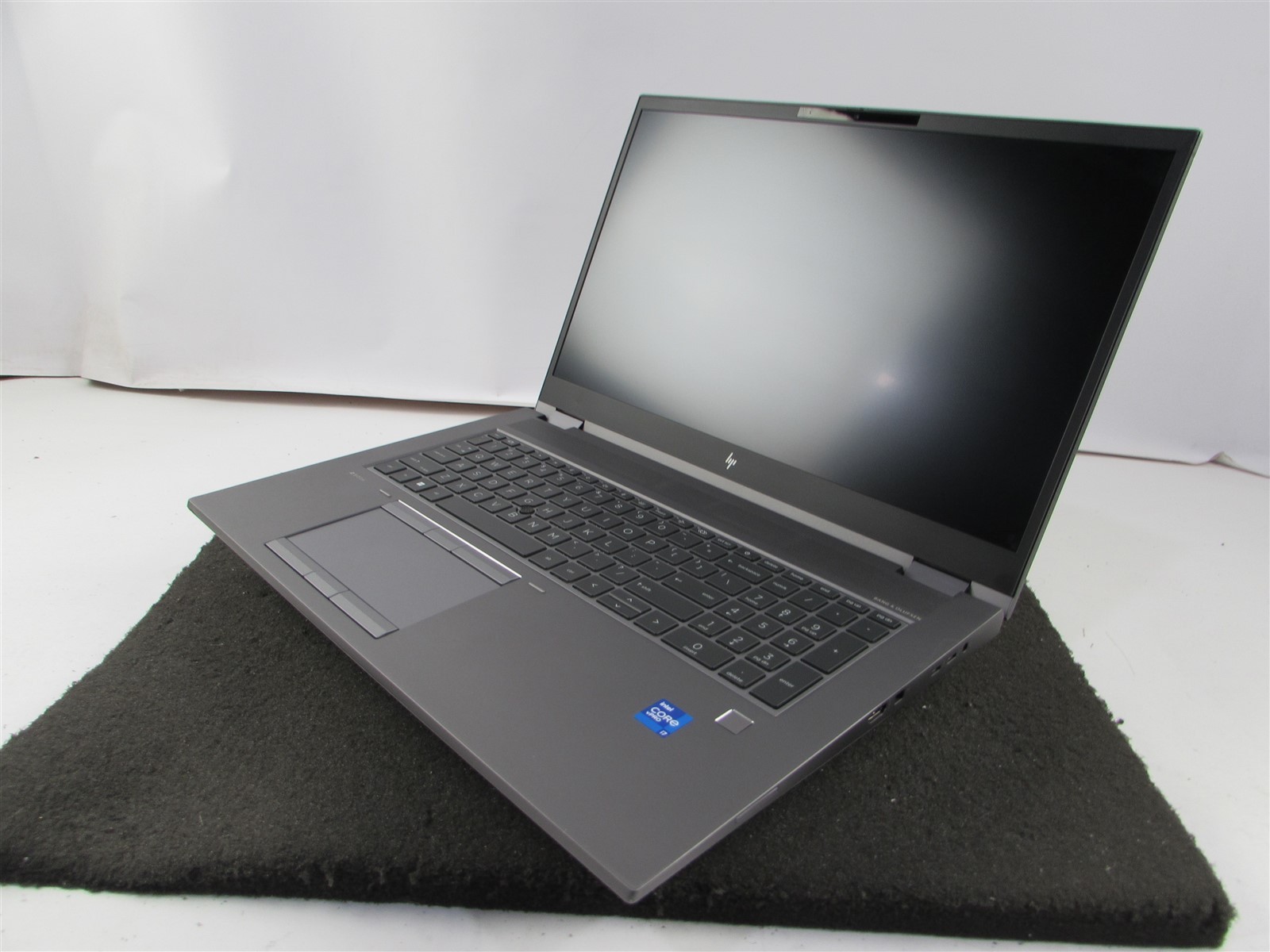 HP ZBOOK FURY 17 (G8) CORE I7-11850H 1TB SSD 32GB RAM RADEON PRO W6600M NO O.S