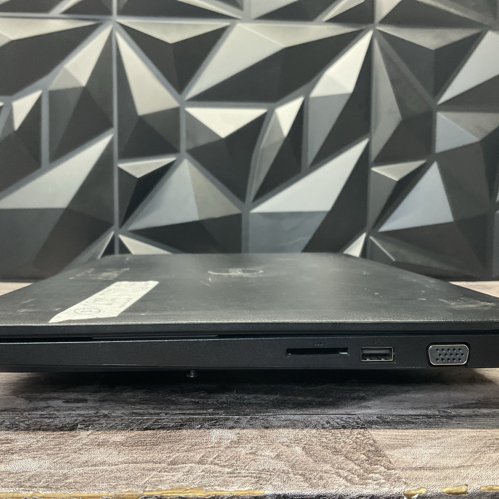 Dell Latitude 3580 / No POST / Broken Screen / No RAM / No SSD / C5