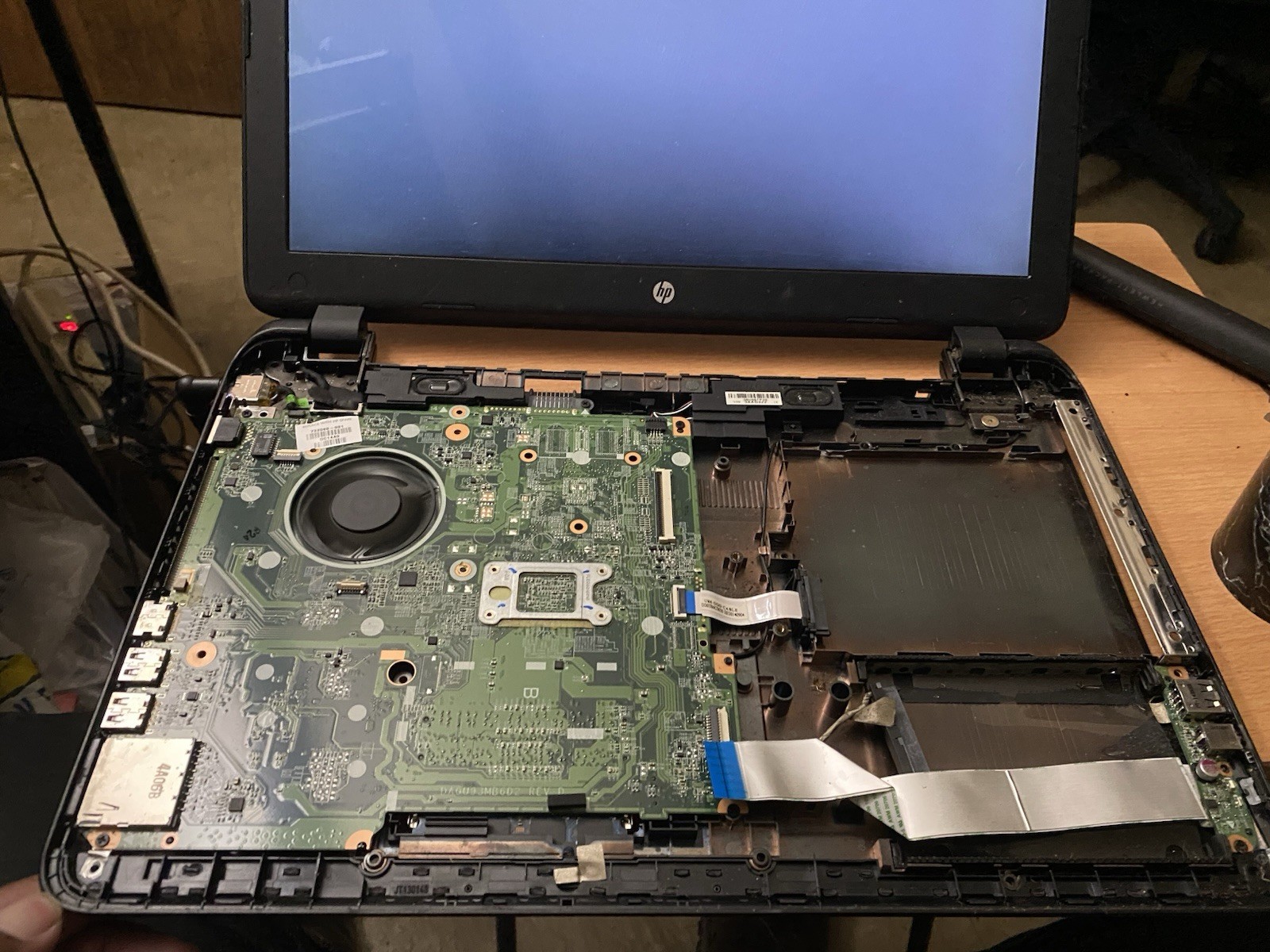 HP 15-f004dx Laptop AMD E1-2100 – No RAM/HDD – Bad Ribbon – No Batt/Charger