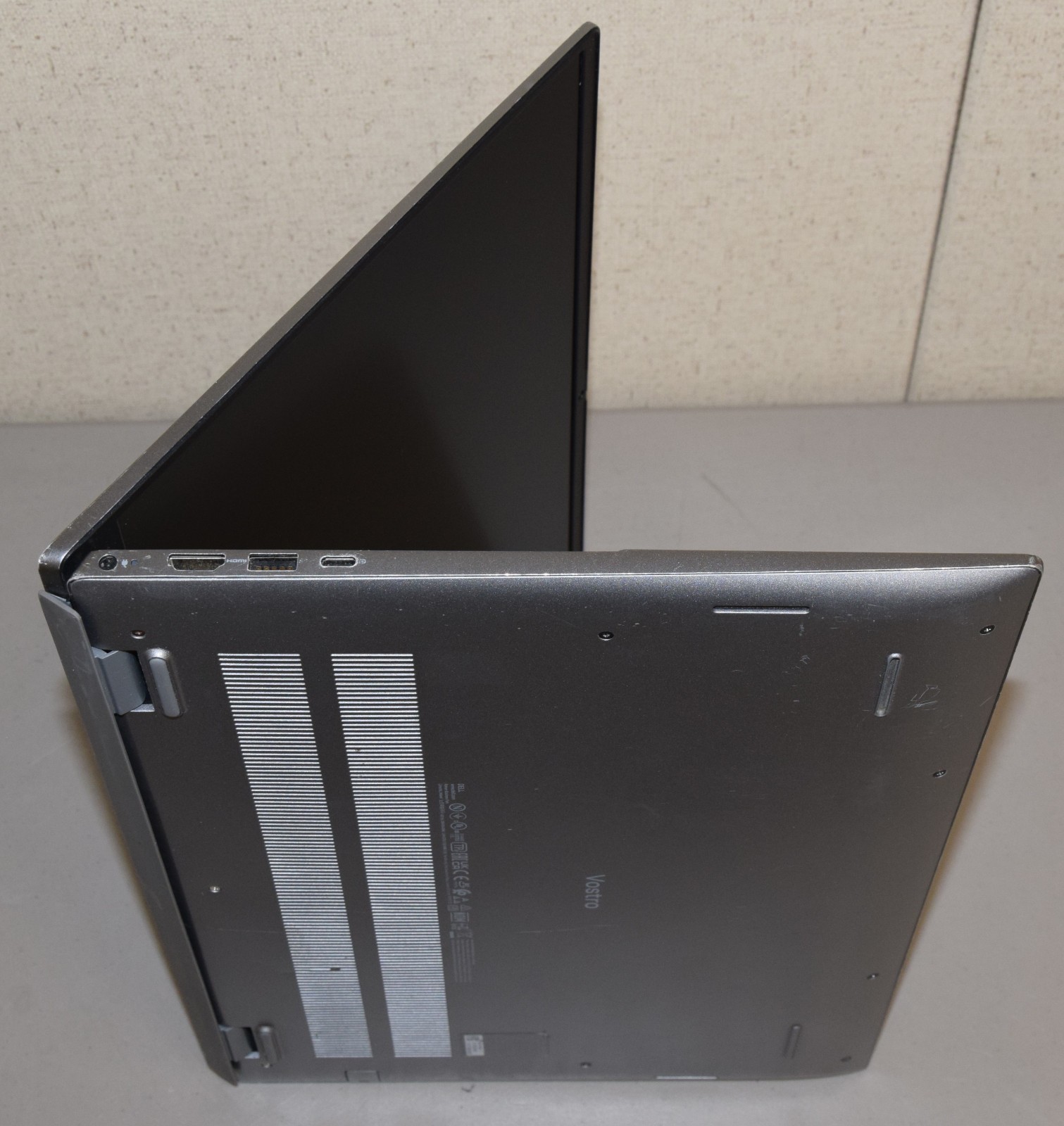 HEAVY WEAR Dell Vostro 5620 15.6″ Laptop i7-1260P 16GB DDR4 256GB NVMe Win11 Pro