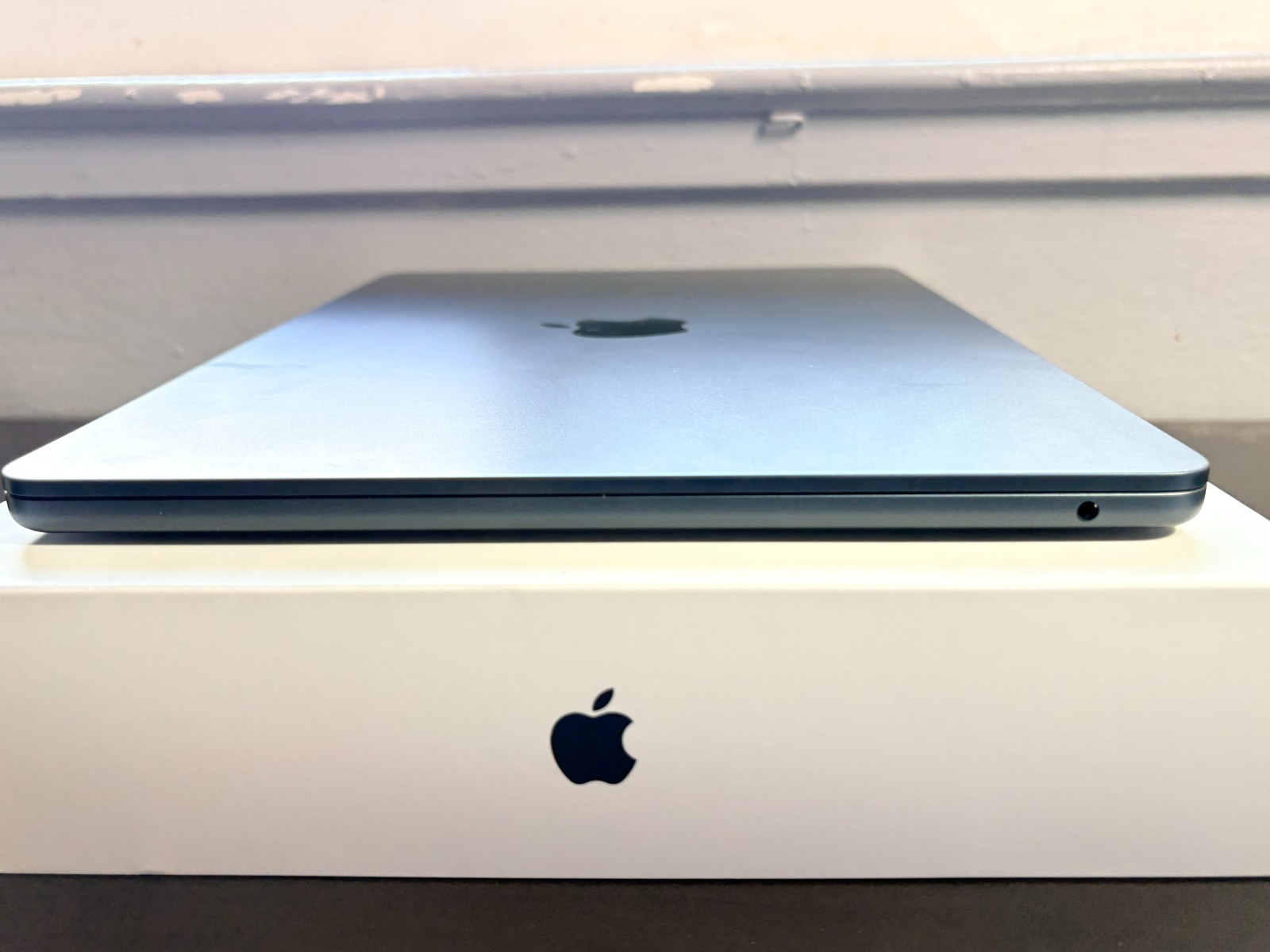 Apple MacBook Air M2 2022 A2681 8GB RAM 256GB SSD 42 Cycles – Box & Pwr Adptr