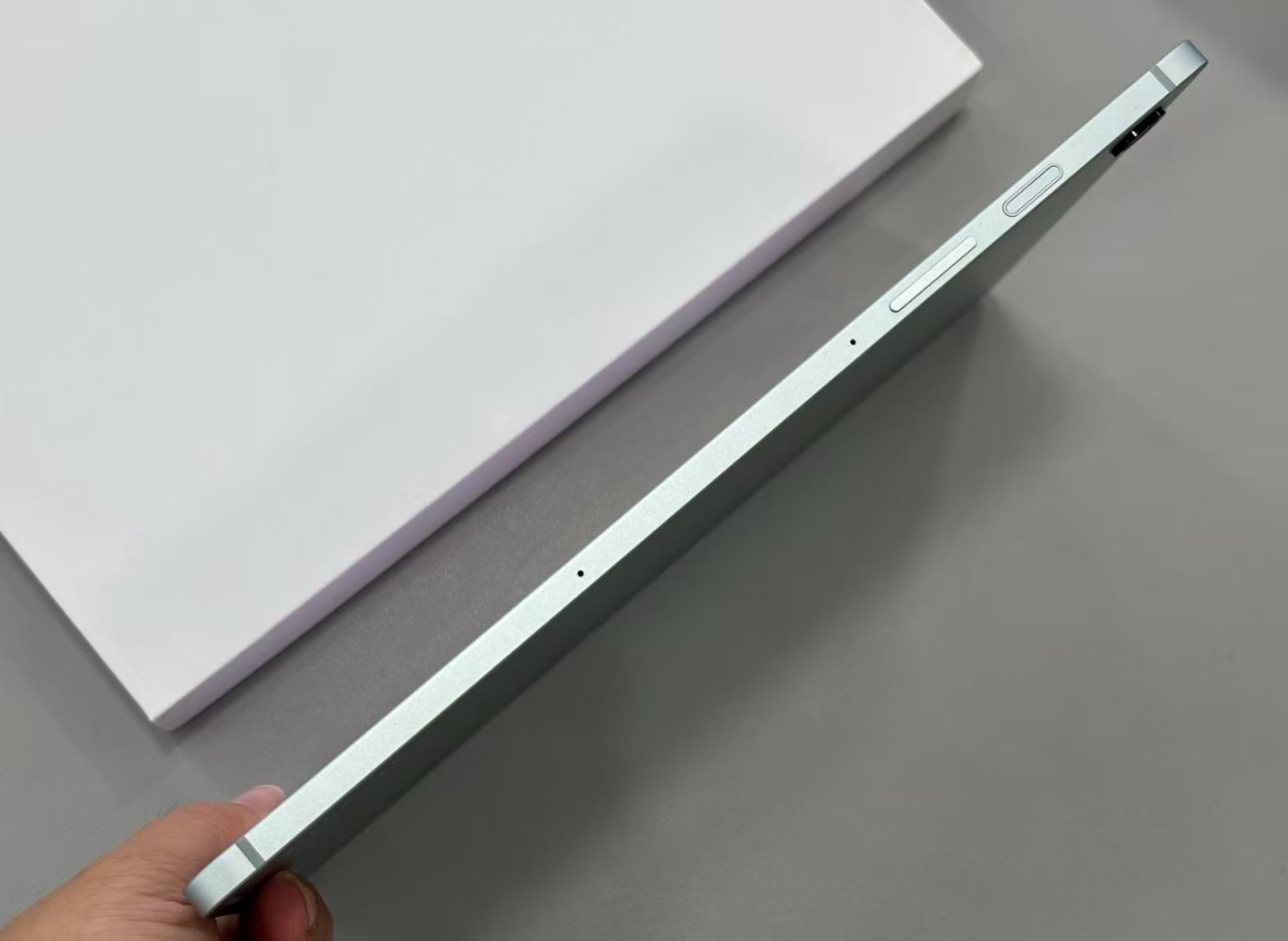 Samsung Galaxy Tab S9 FE 10.9″ 120Hz LCD Snapdragon 7 Gen 1 Wi-Fi Tablet