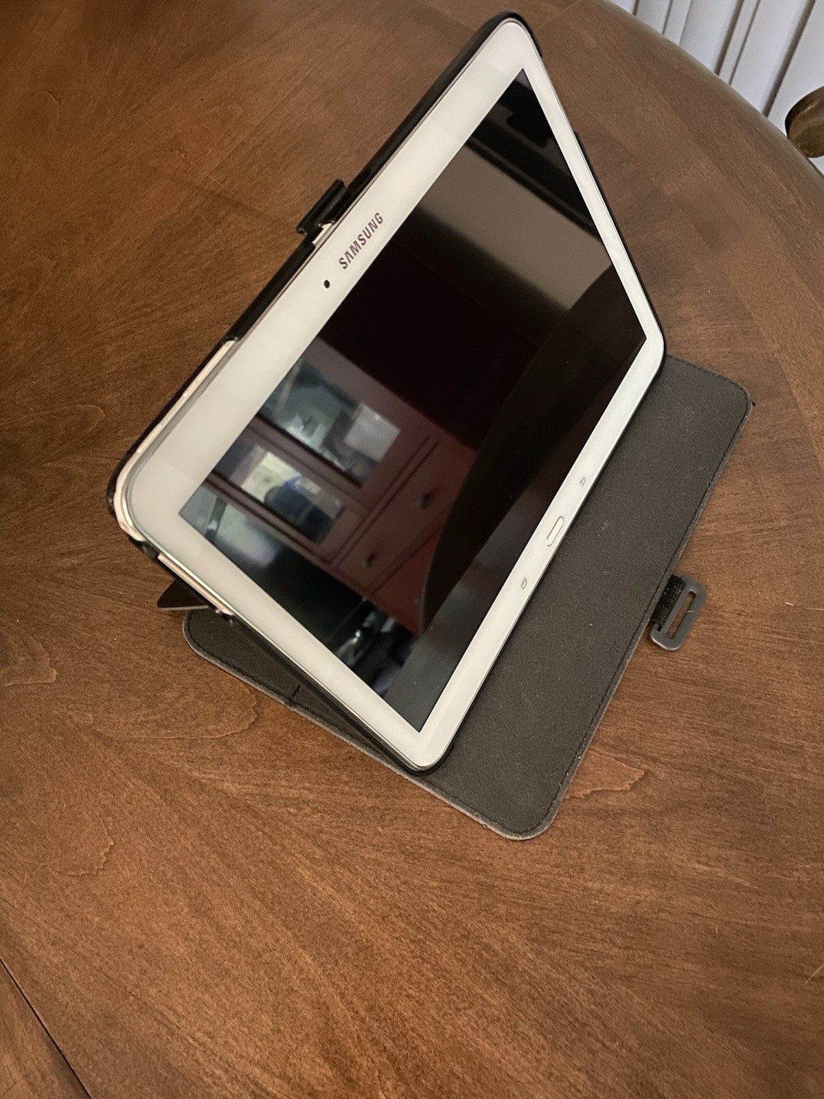 Samsung Galaxy Tablet White 10″ with Black Protective Case