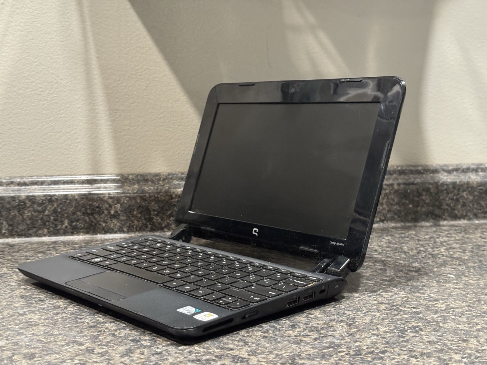 HP Compaq Mini CQ10-600 Netbook Intel Atom 1.66GHz 1gb RAM 320gb HDD Windows 7