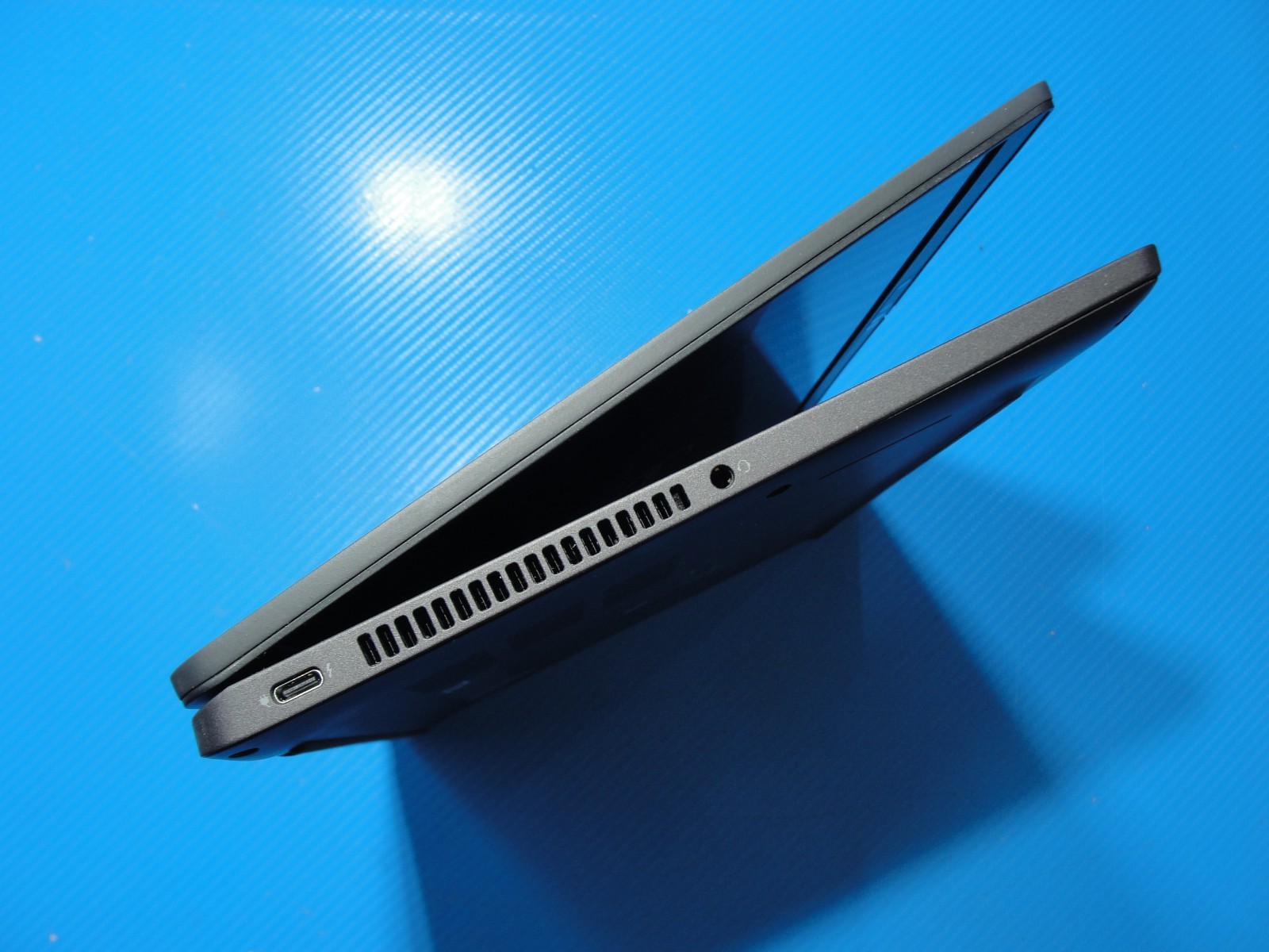 Dell Latitude 7330 13.3″FHD Core vPRO i7-1265U 1.8GHz 16GB RAM 512GB SSD+Charger