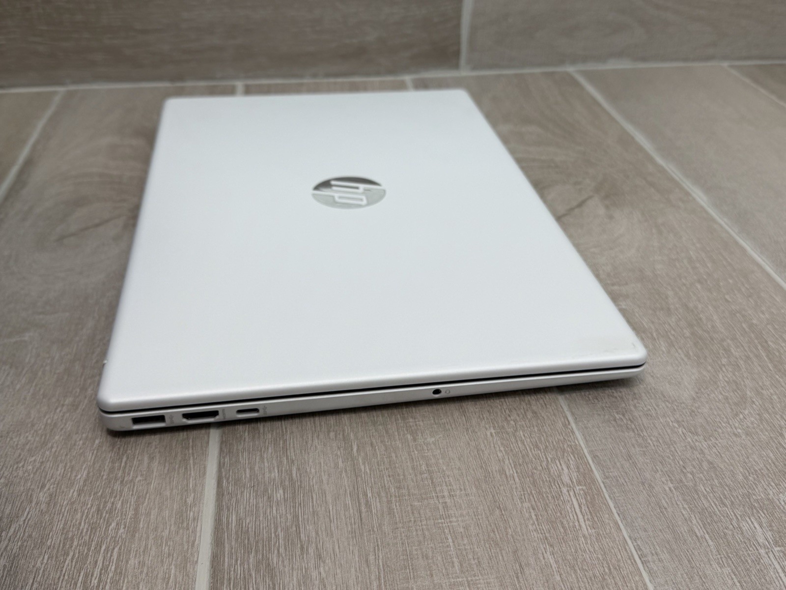HP Omnibook 3 15-FN0661NR 15.6″ Ryzen Al 5 340 8GB RAM 512GB NVMe SSD Win-11