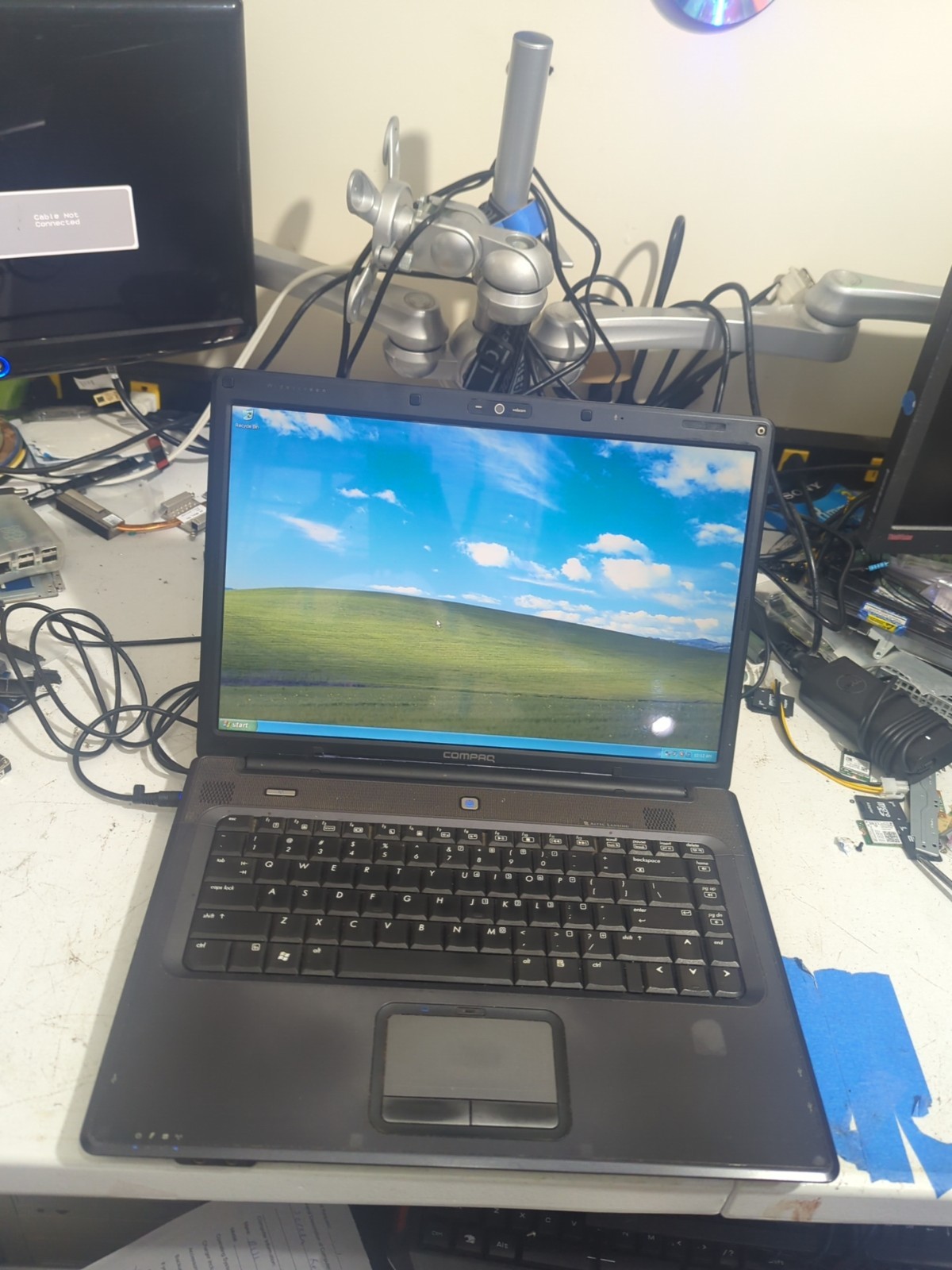 Compaq C700 Laptop( Xp-2gb Ram-32gb SSD – Wi-Fi – Dvd-dual Core-webcam)