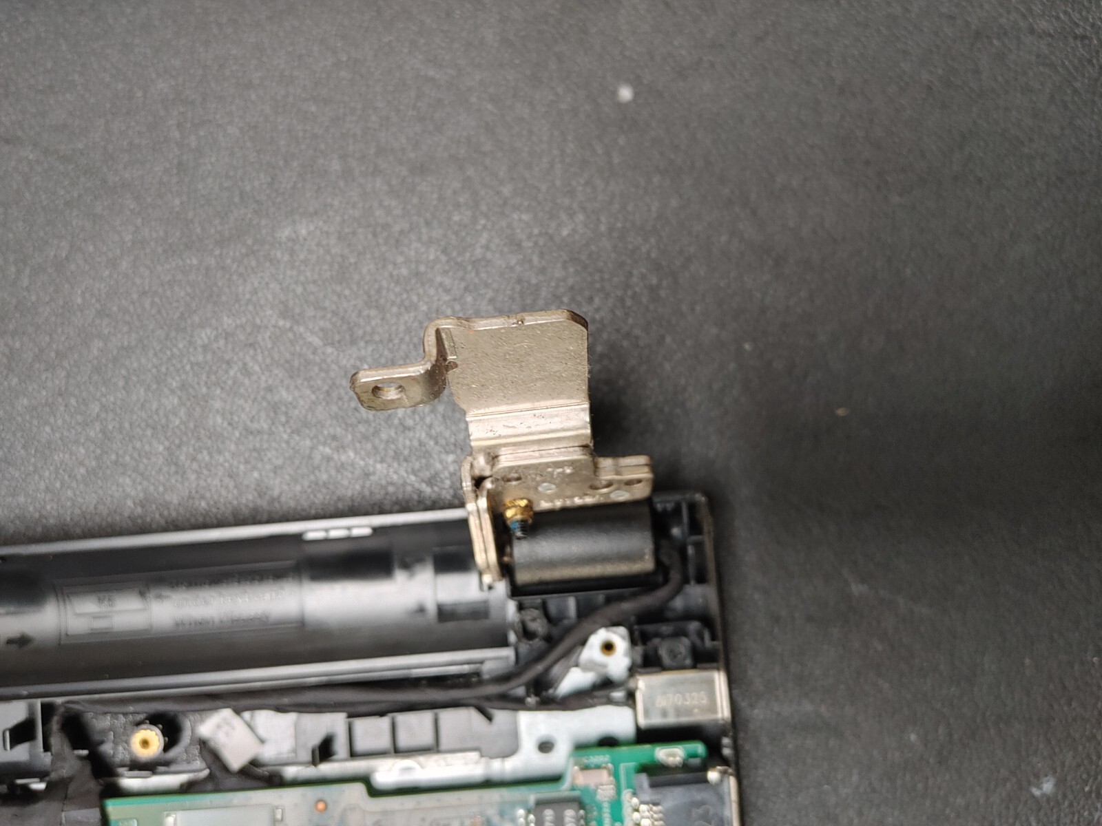 Dell Inspiron 15-3567 Core i3-6006U@ 2.00GHz, 4GB RAM ,NO H(Selling Motherboard)