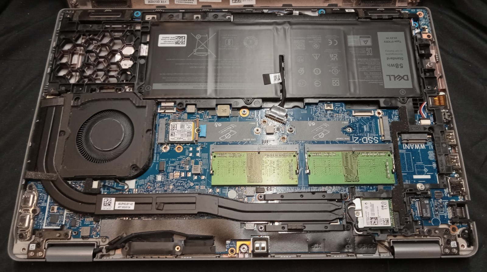 Dell Latitude 5530 (15.6″, 16GB, 256GB SSD, i5-1235U 4.40GHz) Win 11 Pro, Silver