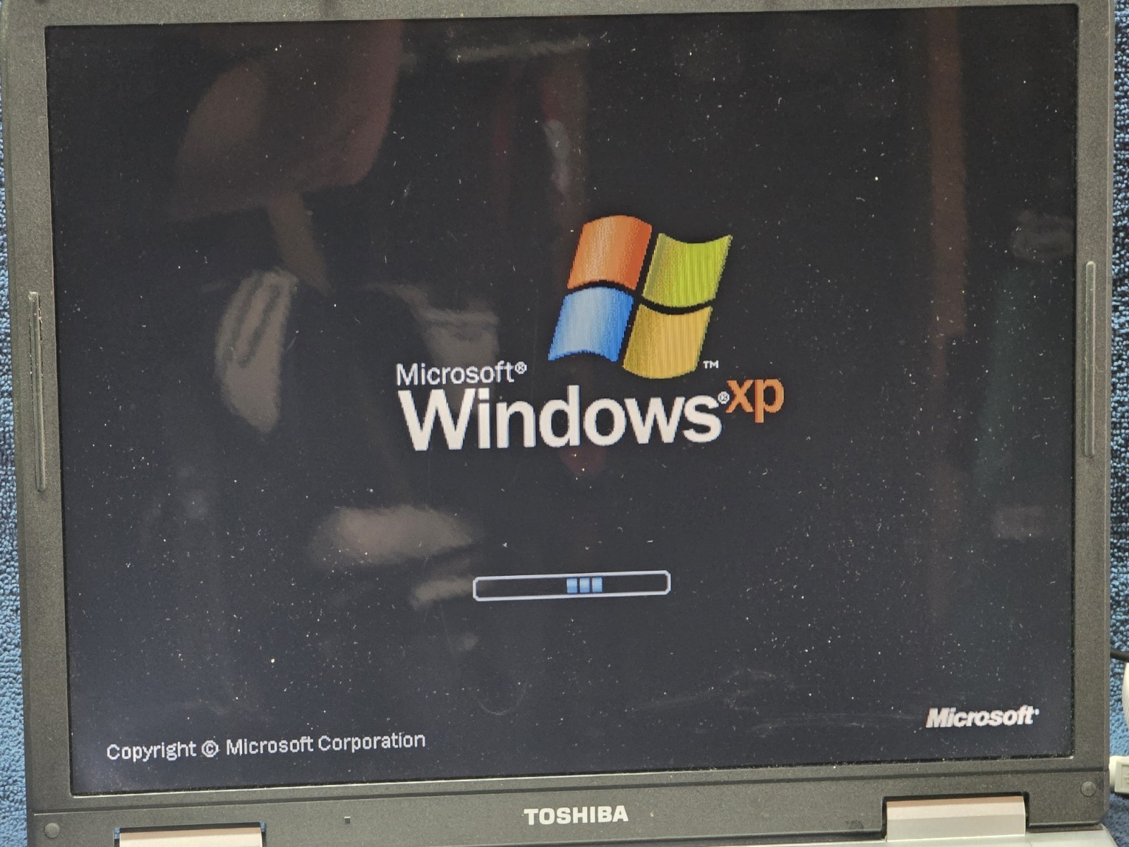Toshiba Satelite L25-S119 PSL2XU-OOJOOD Intel Laptop Computer w/ Handheld Mouse