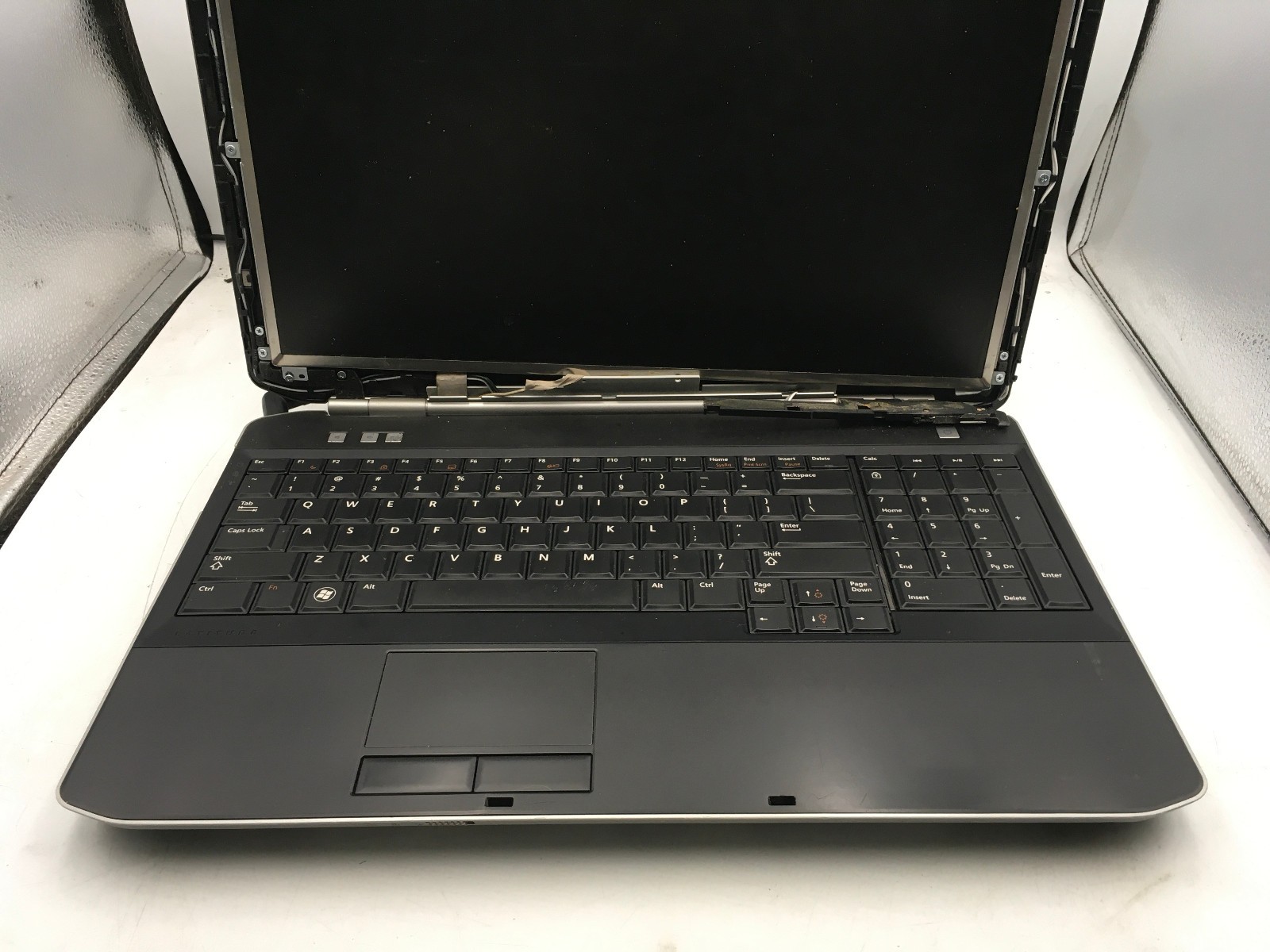 DELL LATITUDE E5520 -FOR PARTS- INTEL CORE I3 5TH GEN – NO RAM -BAD LCD-READ-BB