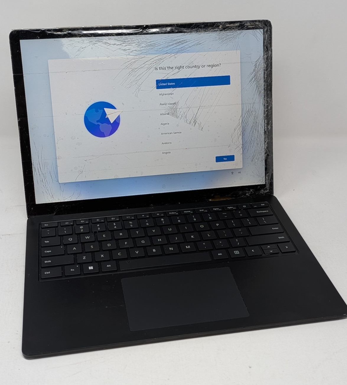 Microsoft Surface Laptop 3 13.5″ i5-1035G7 8GB RAM 256GB SSD Cracked Screen READ