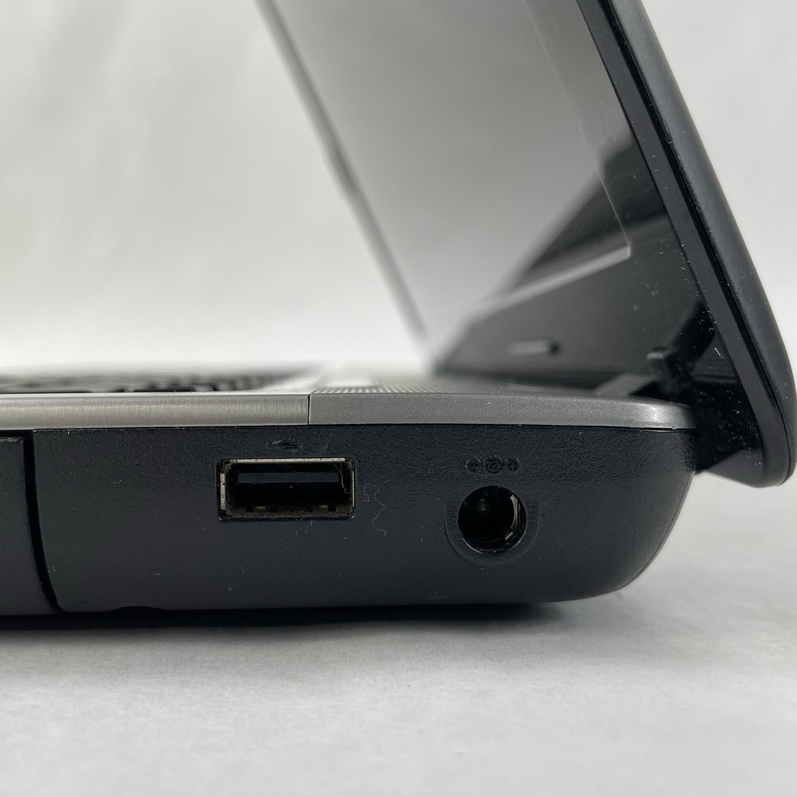 Lenovo IdeaPad Z565 15.6″ AMD Phenom 2 N660 3.0GHz 4GB RAM No SSD/OS/AC/Battery