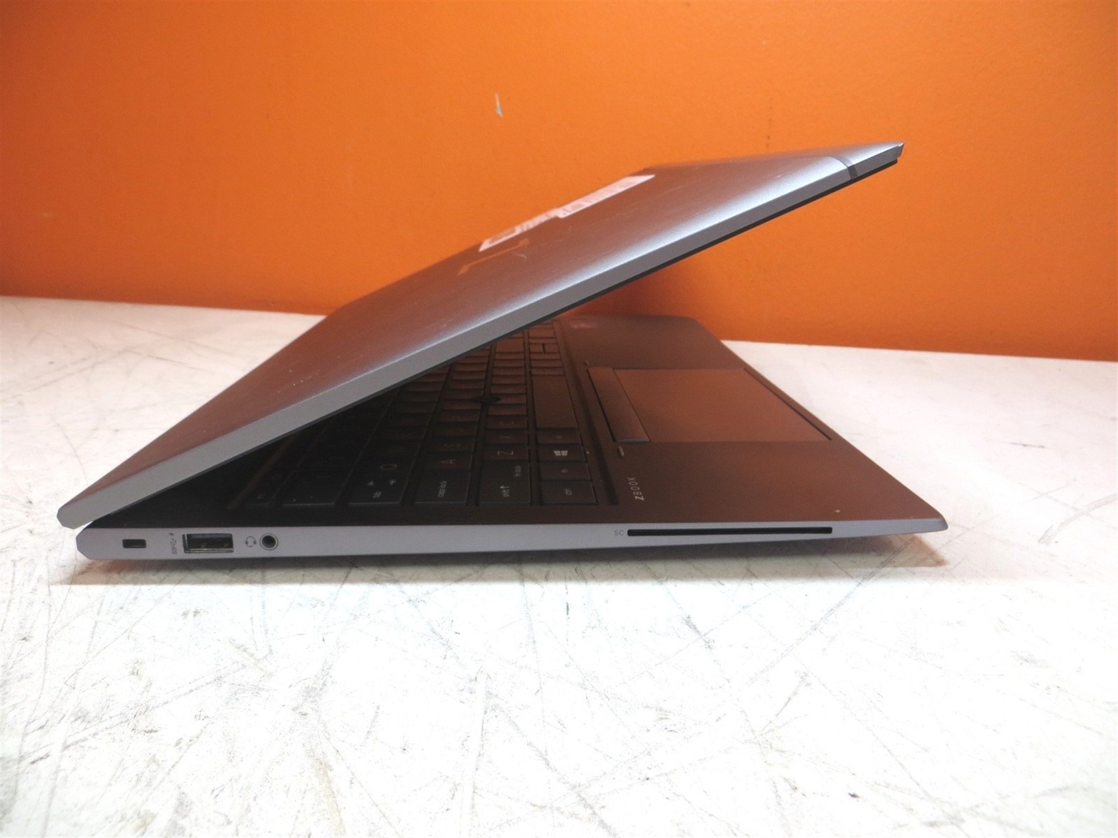 Scratched LCD HP ZBook Firefly 15 G8 Intel i5-1145G7 2.6GHz 16GB 256GB T500 GPU