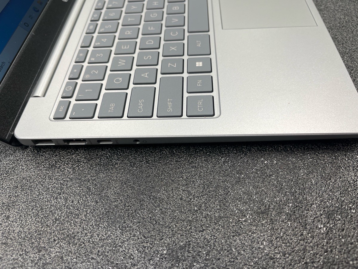Windows 11, Amd Ryzen 3, 8 (CPU)@2.4ghz, 4gb ram and 256 SSD. Inclu (P04024390)