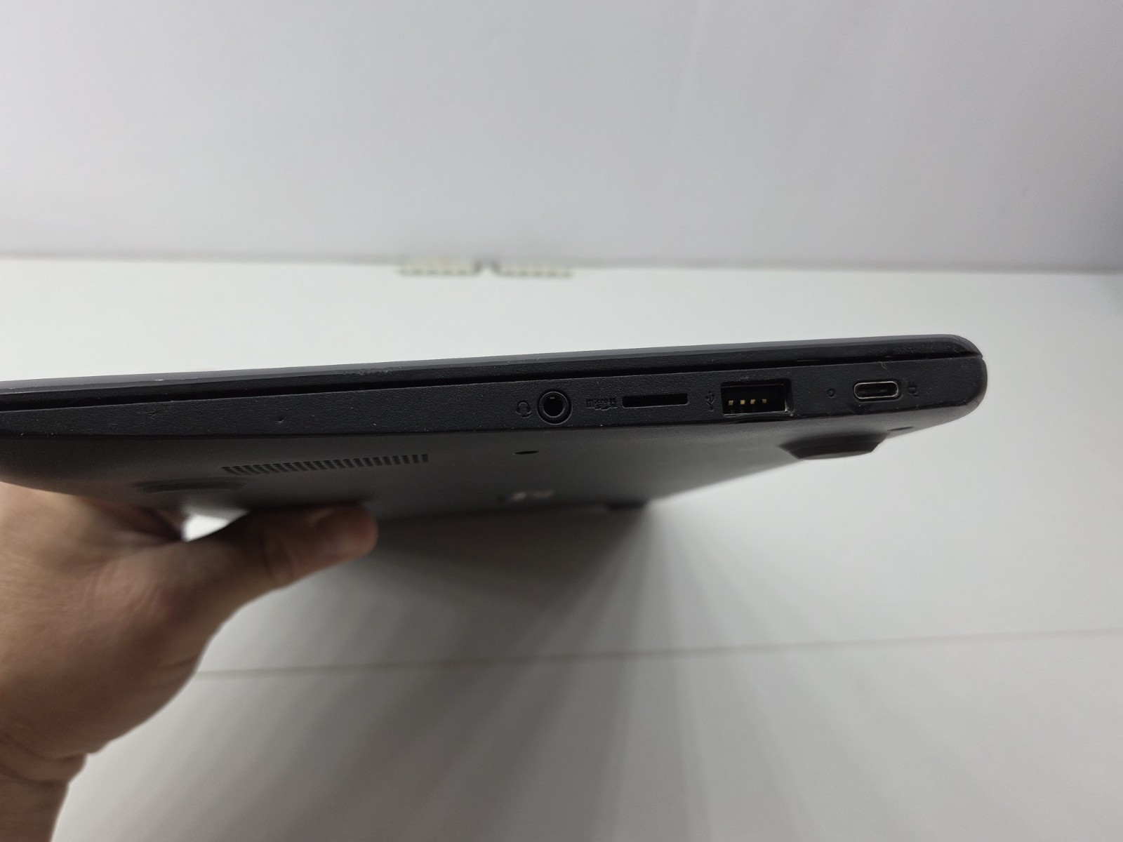 Hp TPN Q220 Chromebook – Locked – Works – No Charger Included