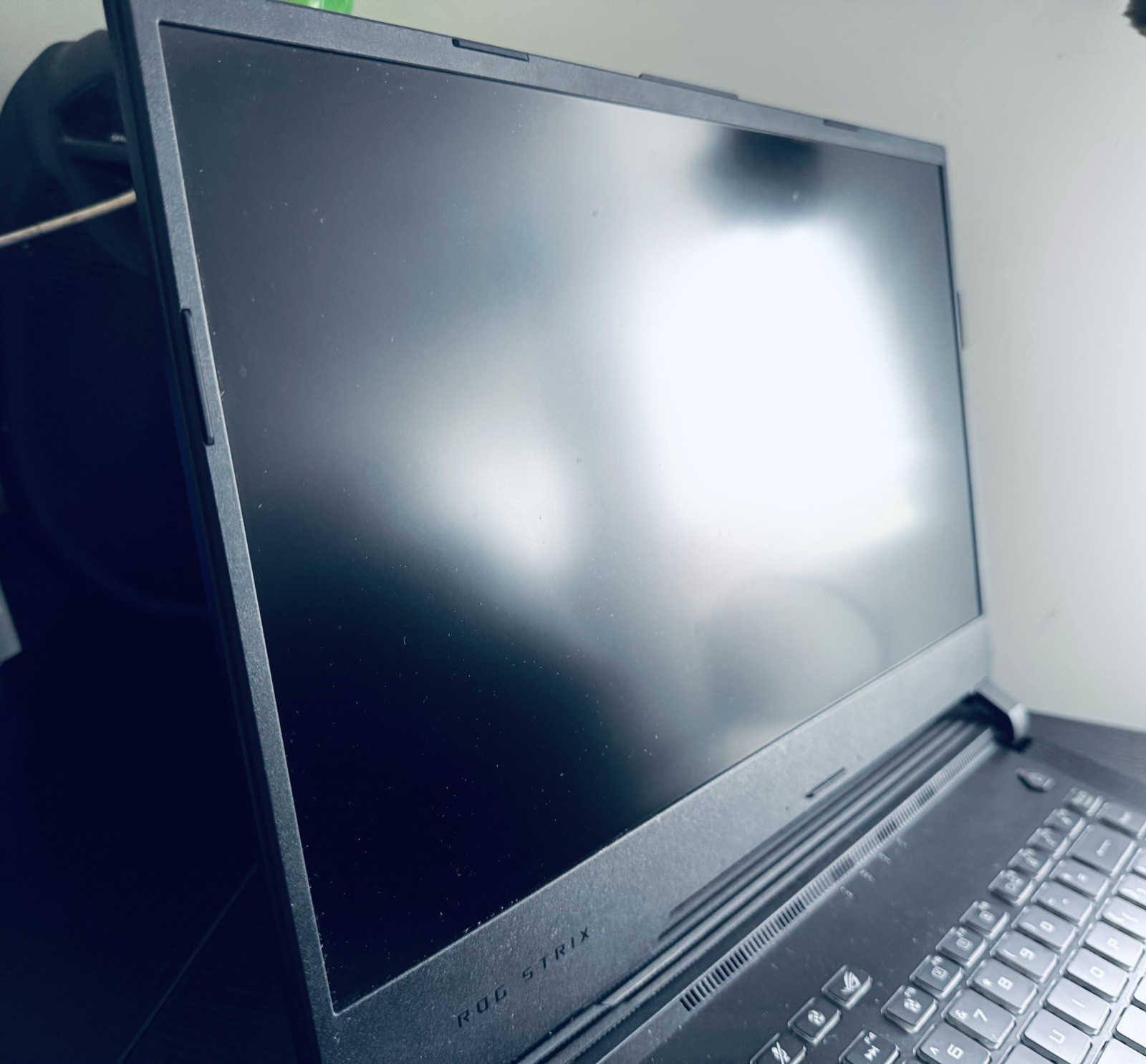 ASUS ROG STRIX 15.6″ GAMING LAPTOP 6-CORE i7 9TH GEN 16GB RAM/500 SSD. VERY NICE