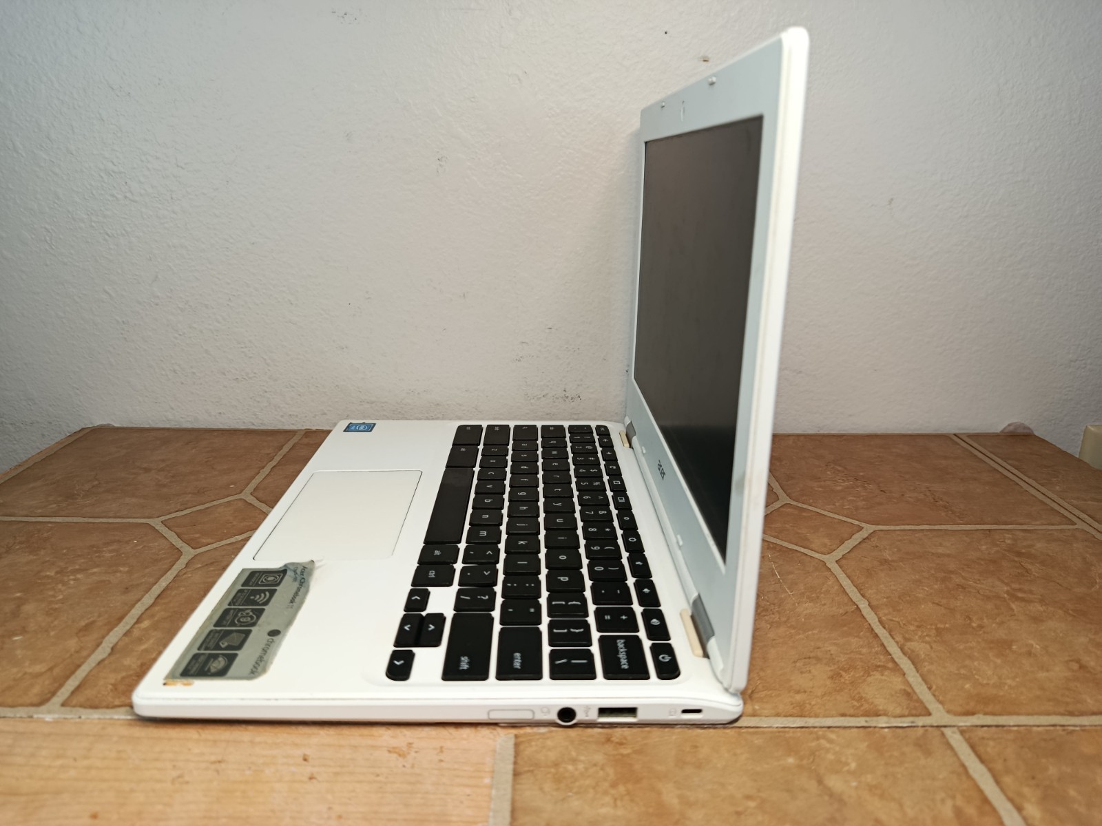 ACER Chromebook CB3-131 N15Q10 w/ Power Adapter Charger White