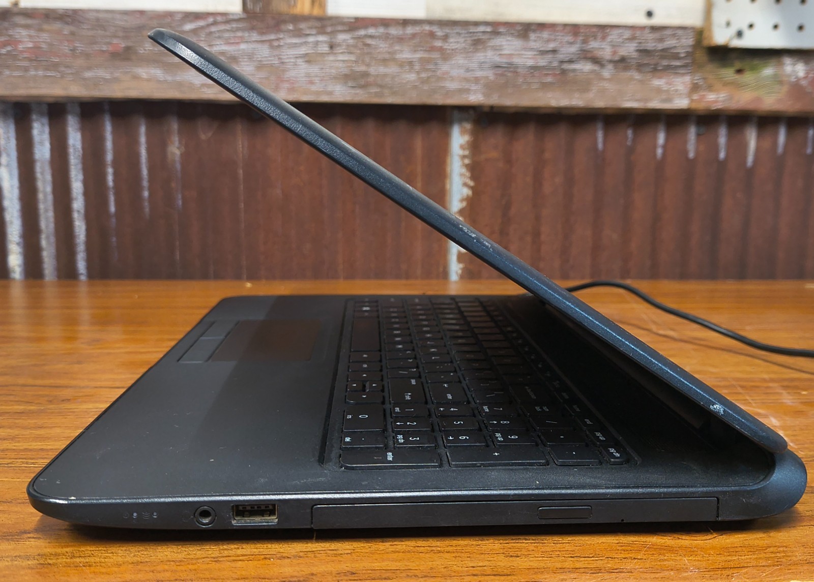 HP Notebook 15-f387wm (Touch / Windows 11 / AMD A8-7410 / 8GB / SSD / DVD)