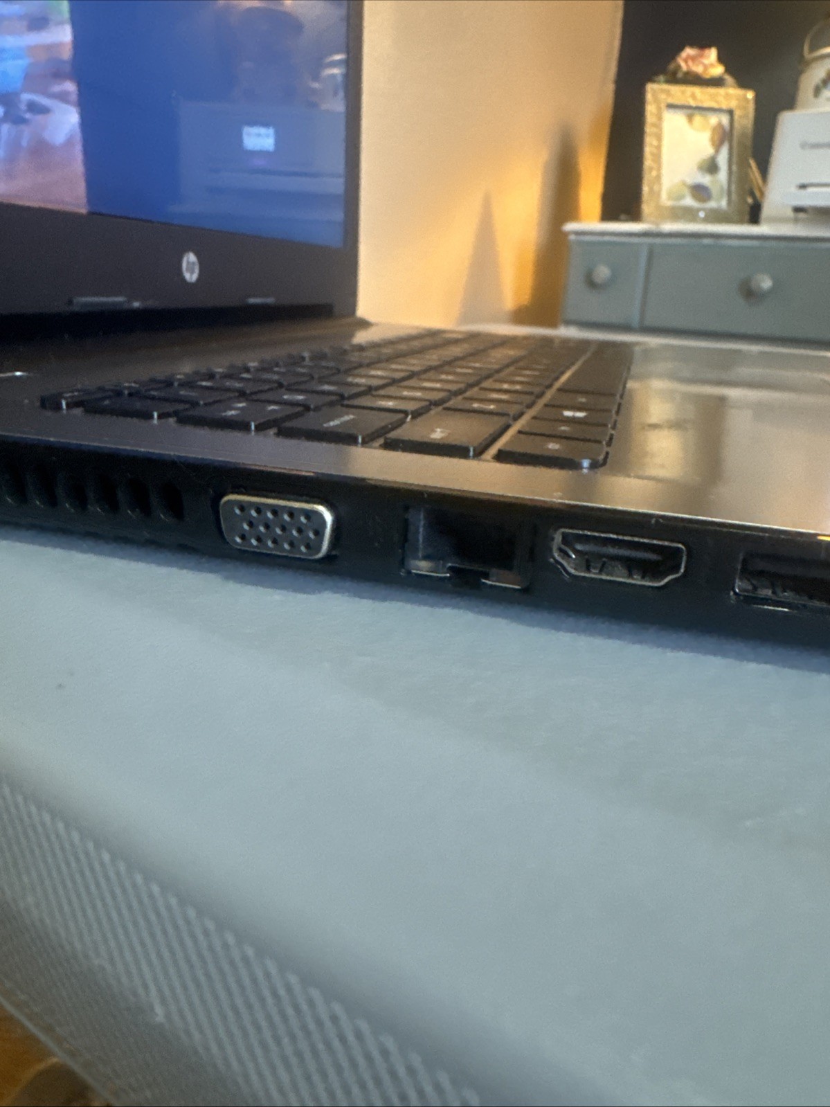 HP 14-an010nr 14″ AMD E2-7110, 32GB eMMC Chromebook w/ Webcam / HDMI NO CHARGER