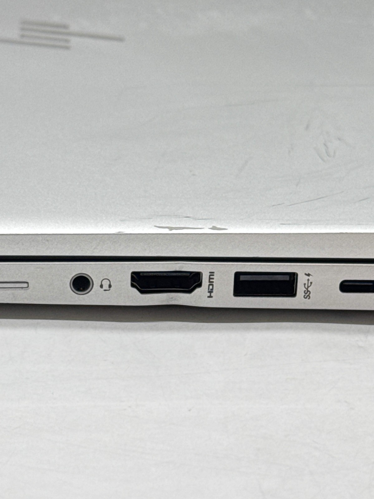 HP EliteBook 640 G10 14.0″ Touch Core i5-1335U 256GB SSD 8GB RAM – Screen Marks