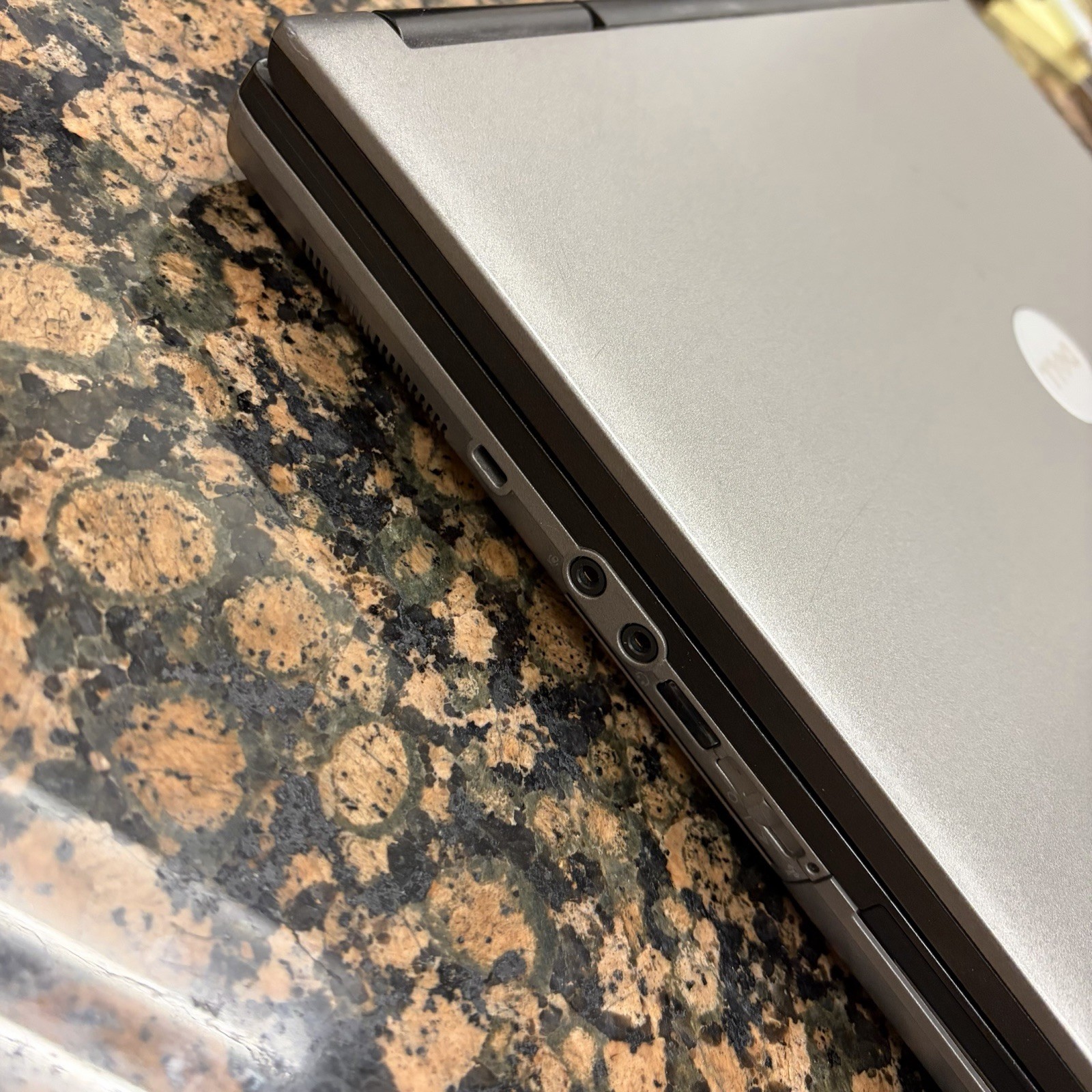 Dell Latitude D630 Fresh Load XP Pro T2300 SP3 RS232 DVD 2GB 120GB RW DVD