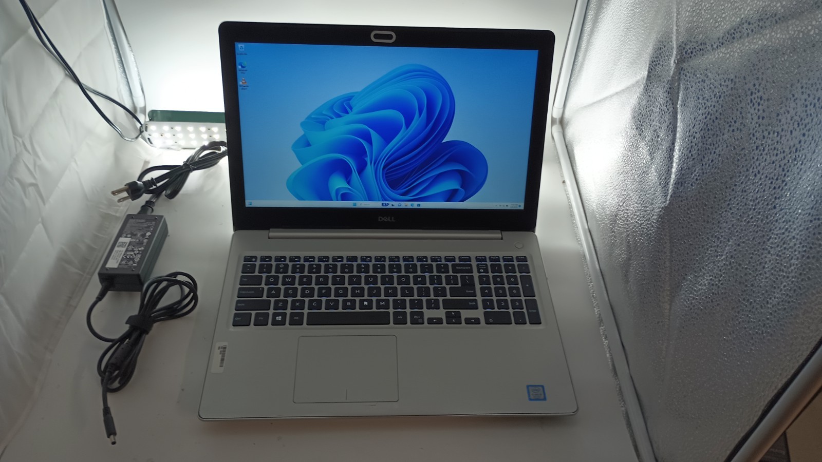 9083 Inspiron5570 w/charger.i5-7200U.Optical.8GB.256GB NVMe.15.6″FHD.W11 Pro