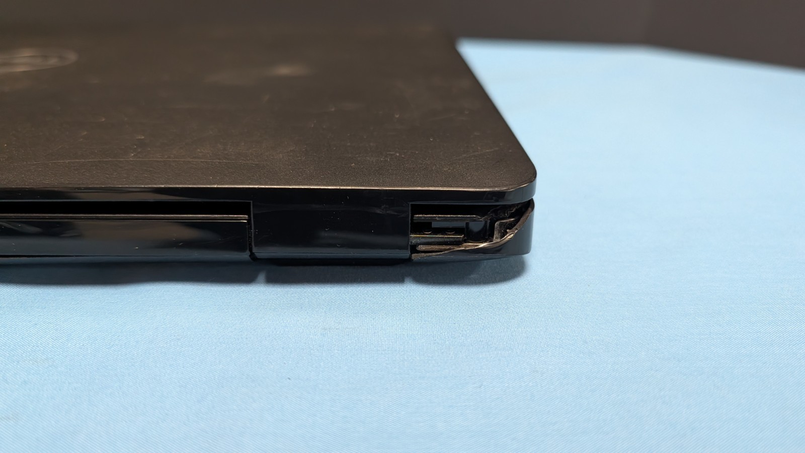 DELL LATITUDE 3400 – INTEL i5-8265U 8GB RAM NO HDD HEAVY COSMETIC READ!